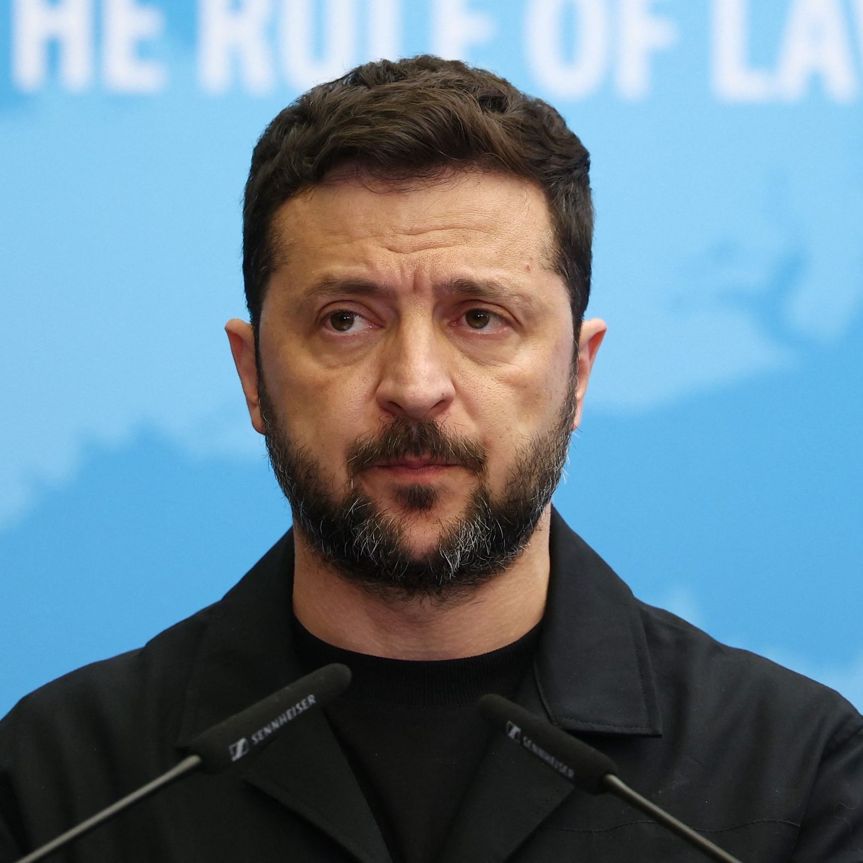 Der ukrainische Präsident Wolodymyr Selenskyj hatte am Mittwoch im Europarat in Straßburg ein Abkommen unterzeichnet, dass die Einrichtung eines Sondertribunals zur russischen Offensive gegen sein Land regelt.