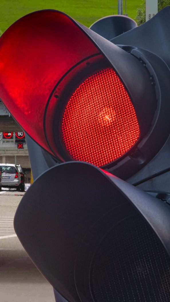 Laut einer Umfrage werden rote Ampeln vor Autobahn-Tunneln oft ignoriert.