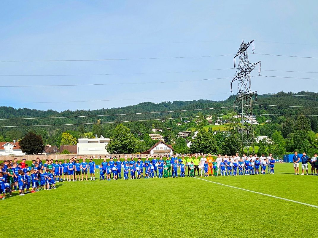 Im neuen blau-weißen Outfit begrüßte die Lochauer Fußballjugend vor über tausend Fußballfans im Stadion Hoferfeld die Teams vom SV typico Lochau und dem SCR Altach zum Freundschaftsspiel. Im neuen blau-weißen Outfit begrüßte die Lochauer Fußballjugend vor über tausend Fußballfans im Stadion Hoferfeld die Teams vom SV typico Lochau und dem SCR Altach zum Freundschaftsspiel.