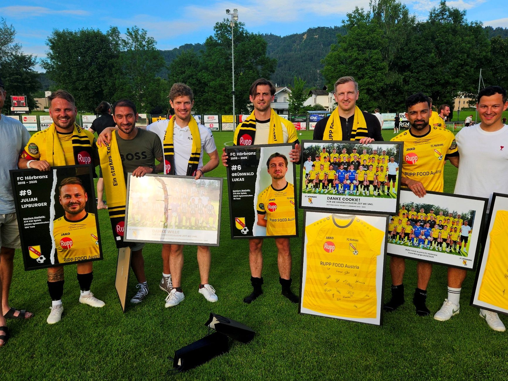 Vor schöner Kulisse stand beim letzten Heimspiel des RUPP FOOD Austria FC Hörbranz in der Vorarlbergliga-Meisterschaft 2024/25 die Verabschiedung langjährig verdienter Spieler und der bewährten Trainerriege im Kreis der Aktiven und Fans im Mittelpunkt.