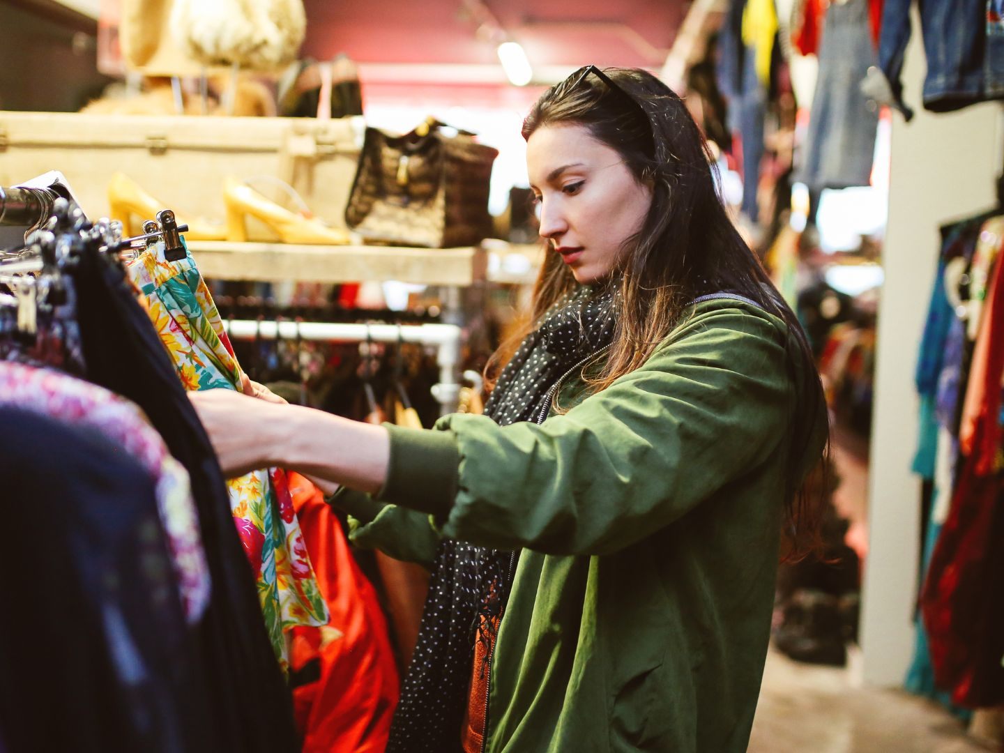 Fast die Hälfte der Österreicherinnen und Österreicher kauft auch Second-Hand regelmäßig ein.