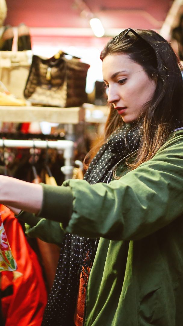 Fast die Hälfte der Österreicherinnen und Österreicher kauft auch Second-Hand regelmäßig ein.