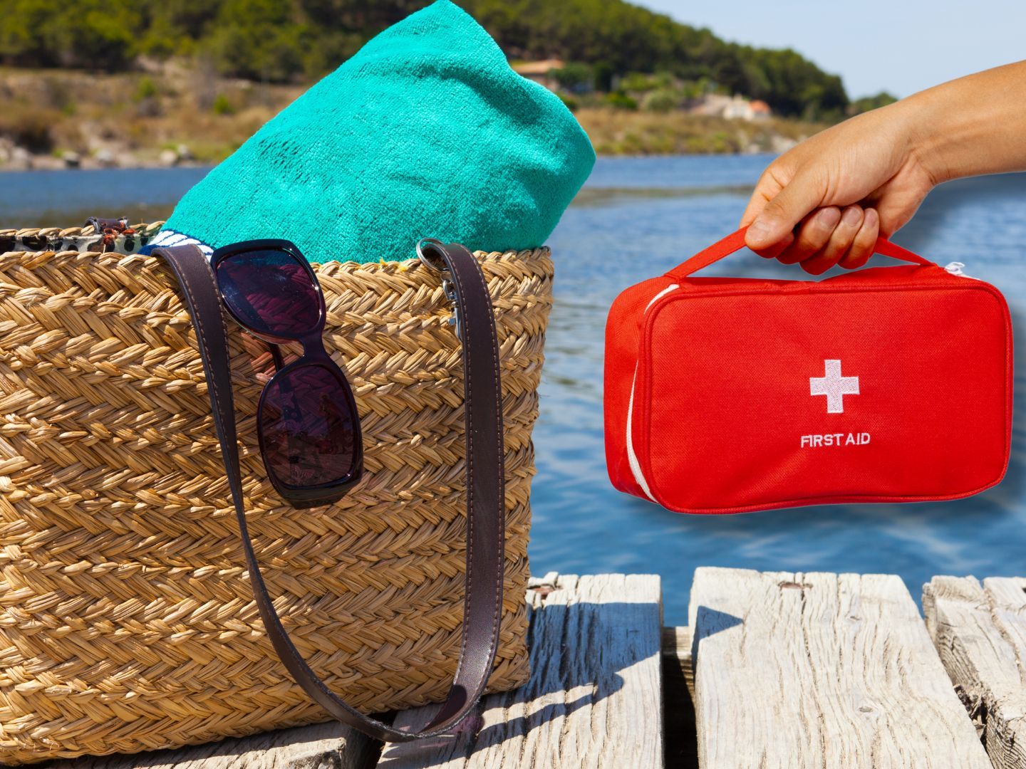 Neben der Reiseapotheke sollte auch eine kleine "Handapotheke" für die Strandtasche mitbedacht werden. Neben der Reiseapotheke sollte auch eine kleine "Handapotheke" für die Strandtasche mitbedacht werden.