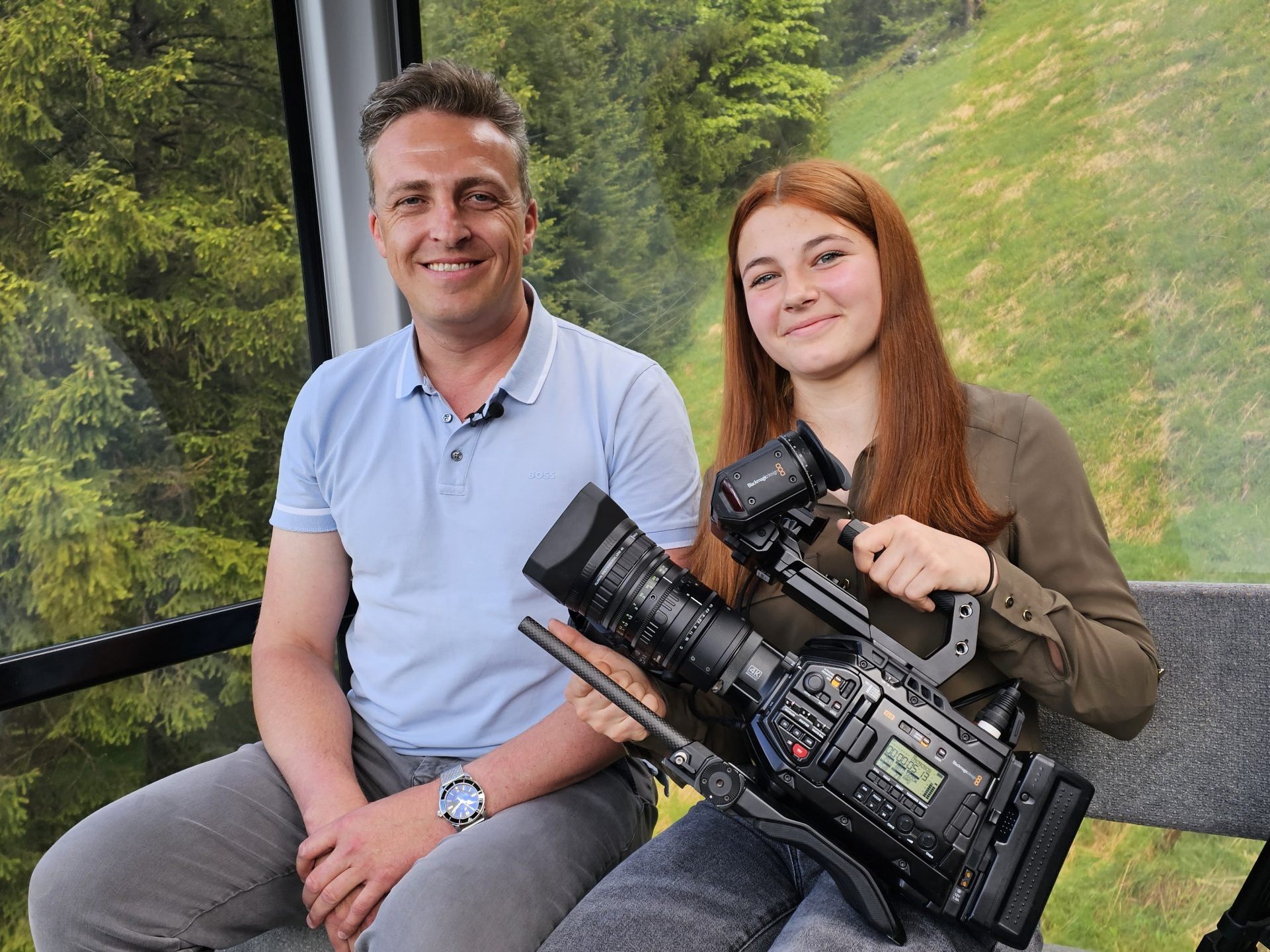 Celine Konzett, als Lehrling zum Tapezierer und Dekorateur (Raumausstatter), hat ihren Chef Stefan Schwarzhans in die Fernsehgondel vom Muttersberg mitgebracht.
