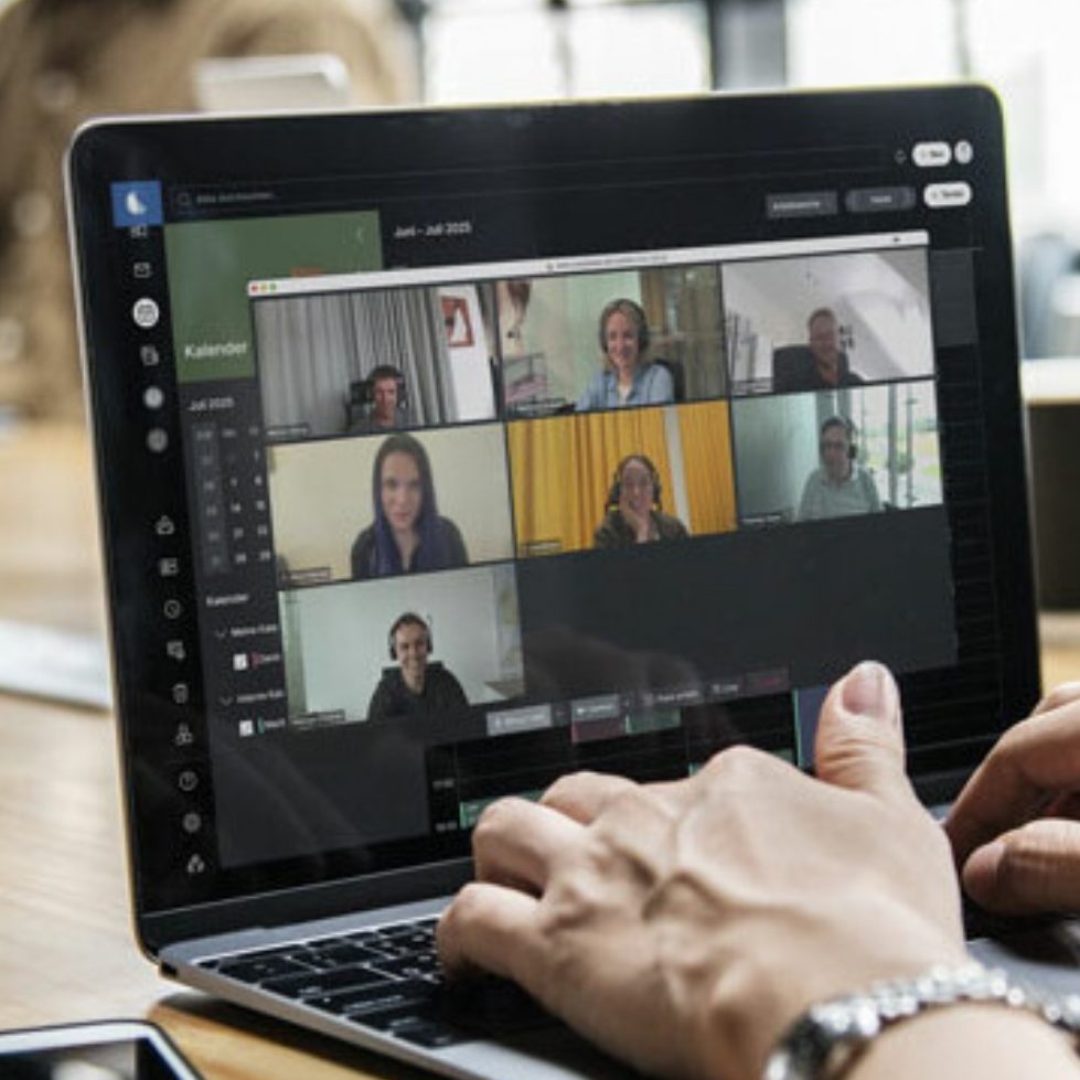 Ein Video-Call über CONSOLIDATE 6.0 (l.), entwickelt zur Gänze in Österreich. (r.: Gründer und CEO Christian Bickel)