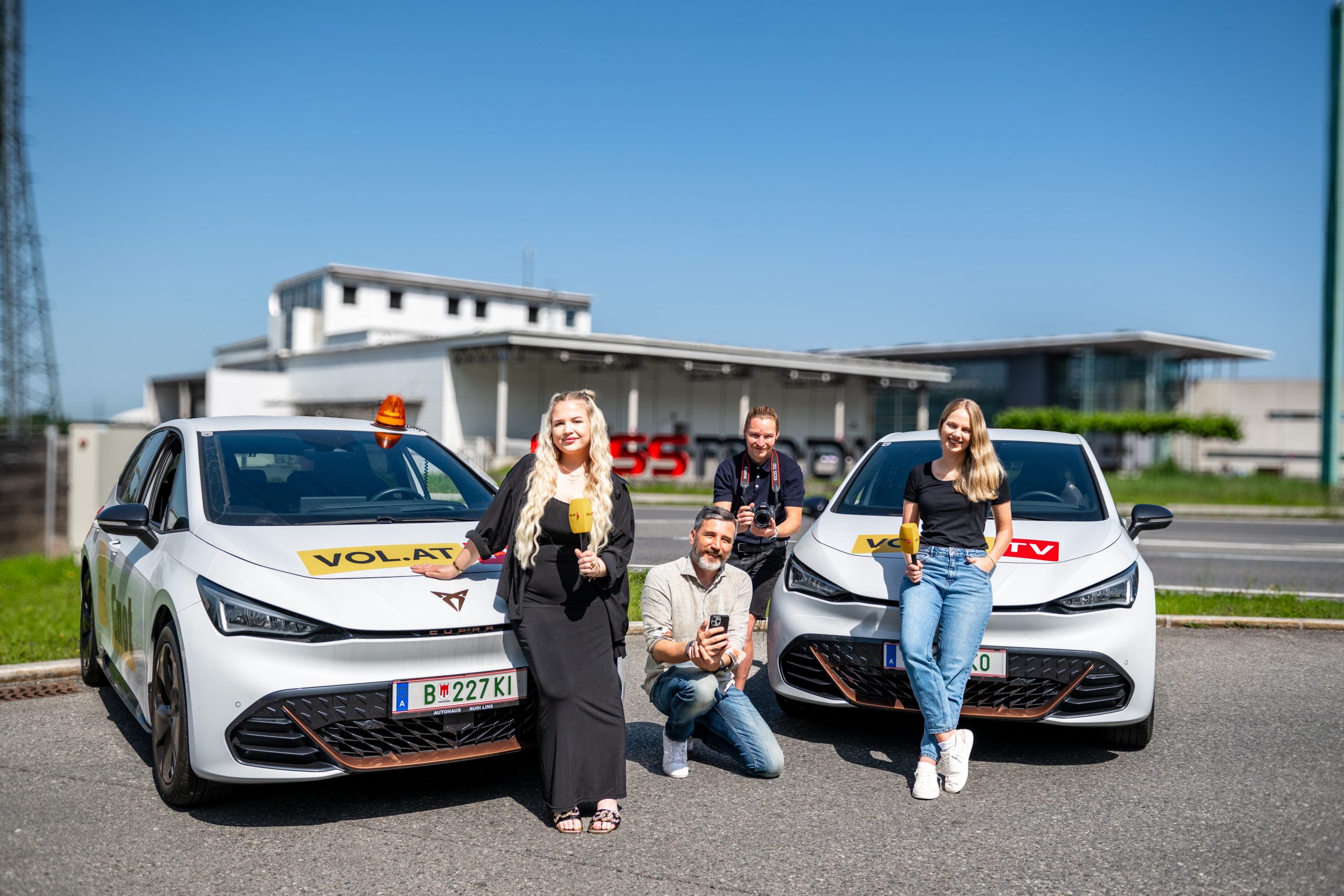 Mit den gebrandeten E-Autos sind die Mojos nicht zu übersehen, wenn sie unterwegs sind. Mit den gebrandeten E-Autos sind die Mojos nicht zu übersehen, wenn sie unterwegs sind.