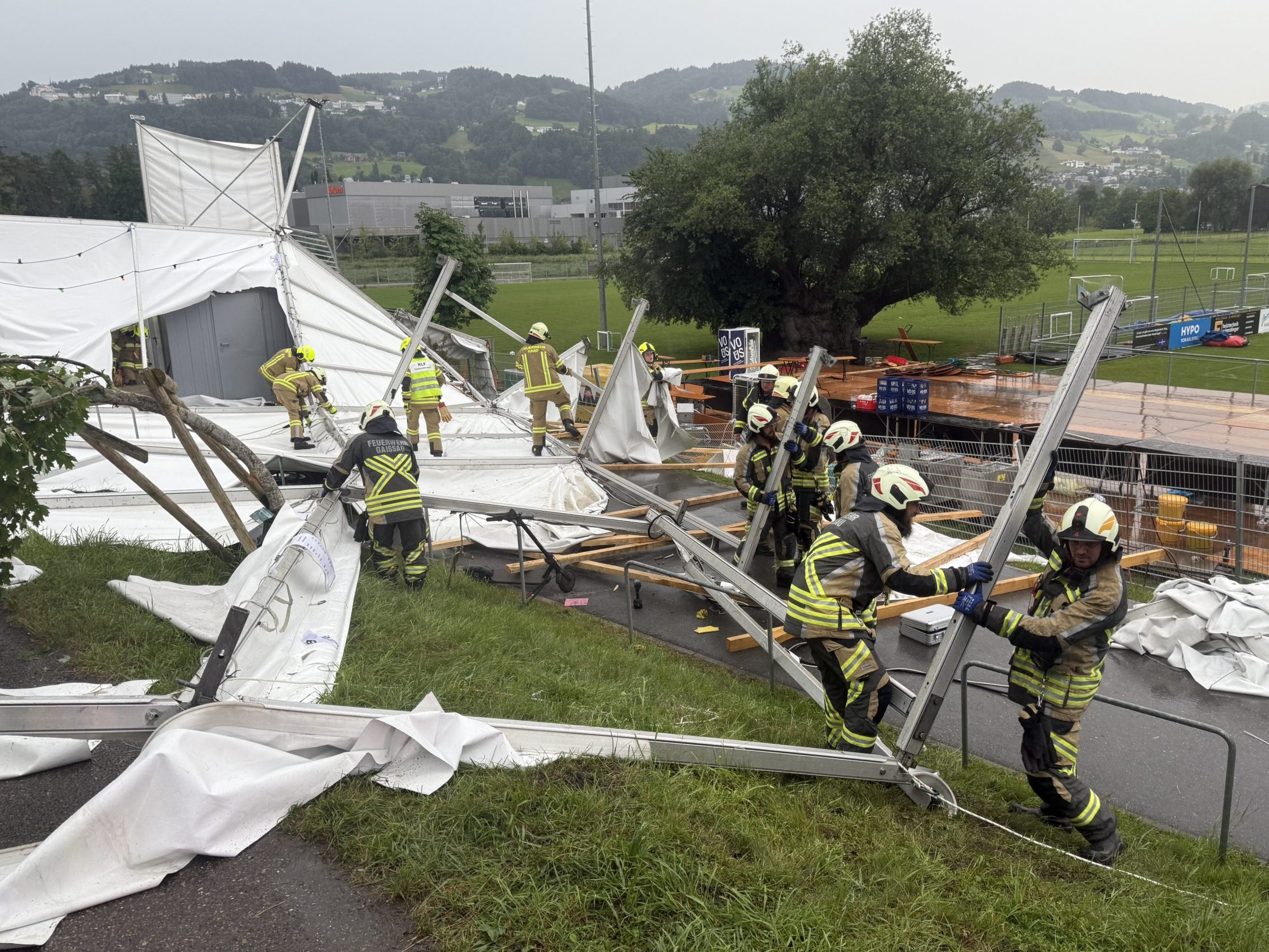 Das Festzelt wurde ein Opfer der Sturmböen.