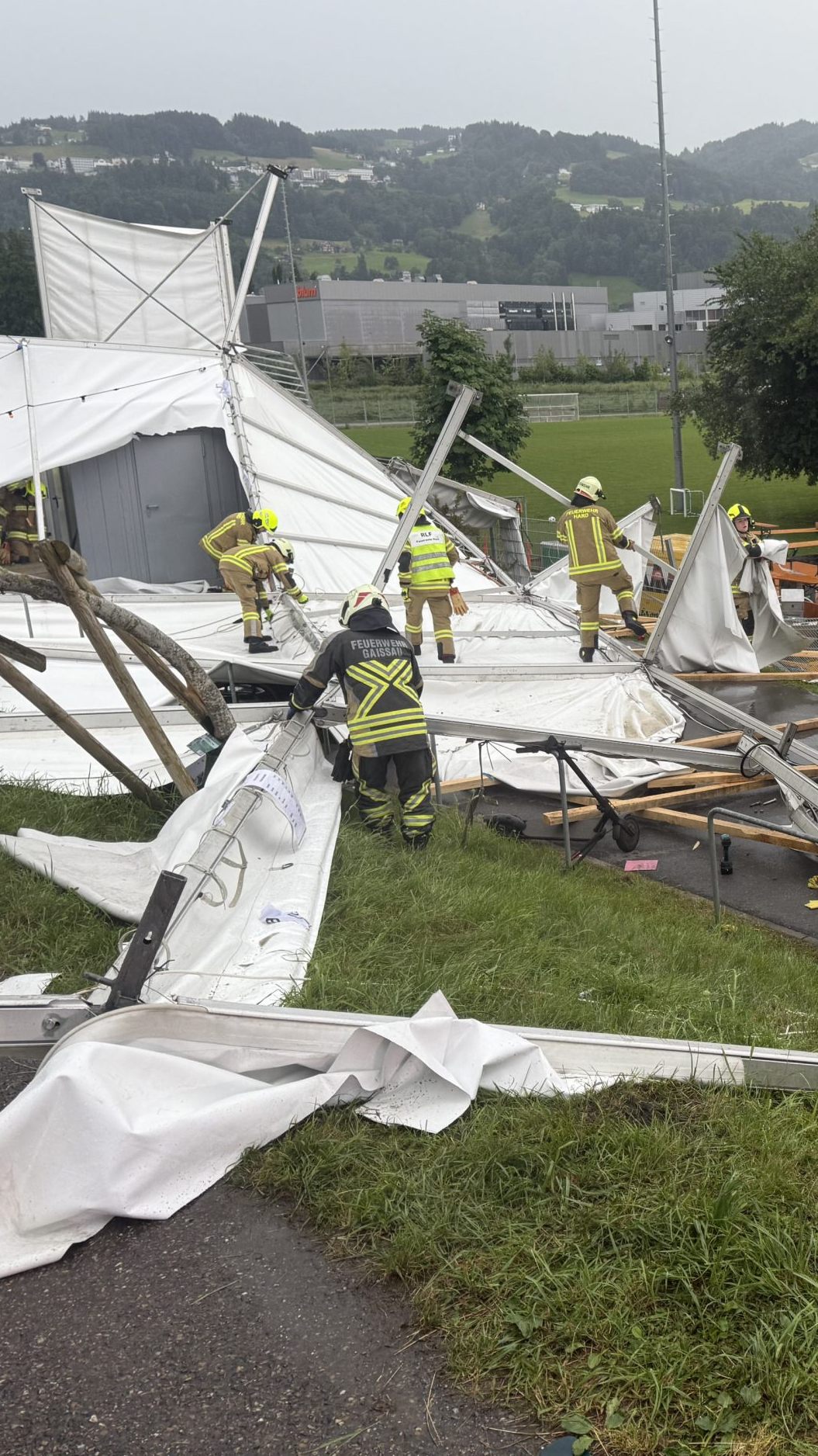 Das Festzelt wurde ein Opfer der Sturmböen.