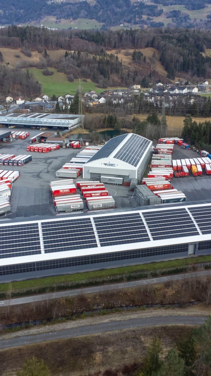 Mit einer Gigawattstunde selbst erzeugtem Strom unterstreicht das Vorarlberger Unternehmen Vögel Transporte seinen Beitrag zur Energiewende.