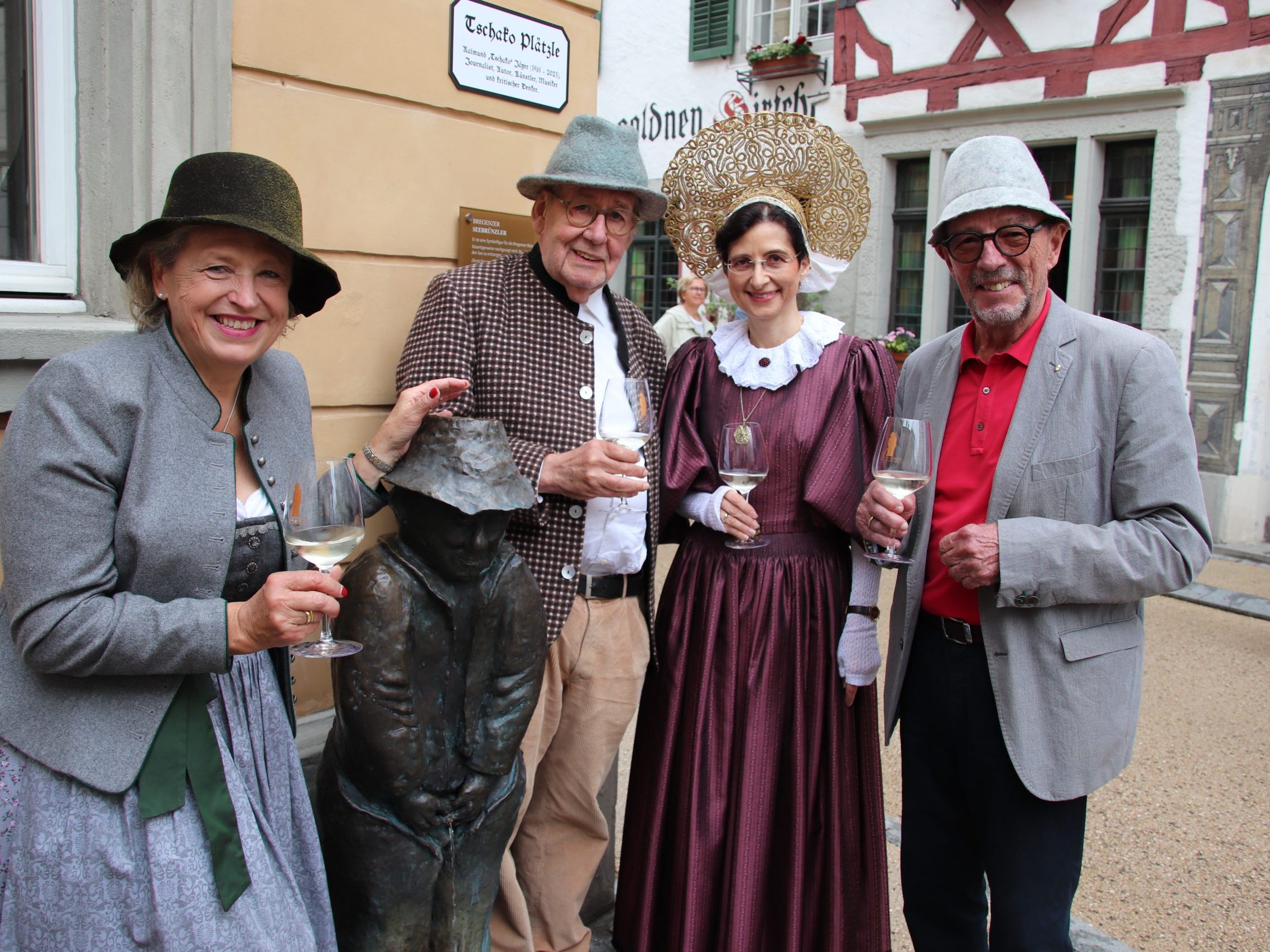 Andrea Kinz und Gottfried Schröckenfuchs (re.) mit den neuen Ehren-Seebrünzlern Carmen Vallazza und Gottfried Bechtold. Andrea Kinz und Gottfried Schröckenfuchs (re.) mit den neuen Ehren-Seebrünzlern Carmen Vallazza und Gottfried Bechtold.