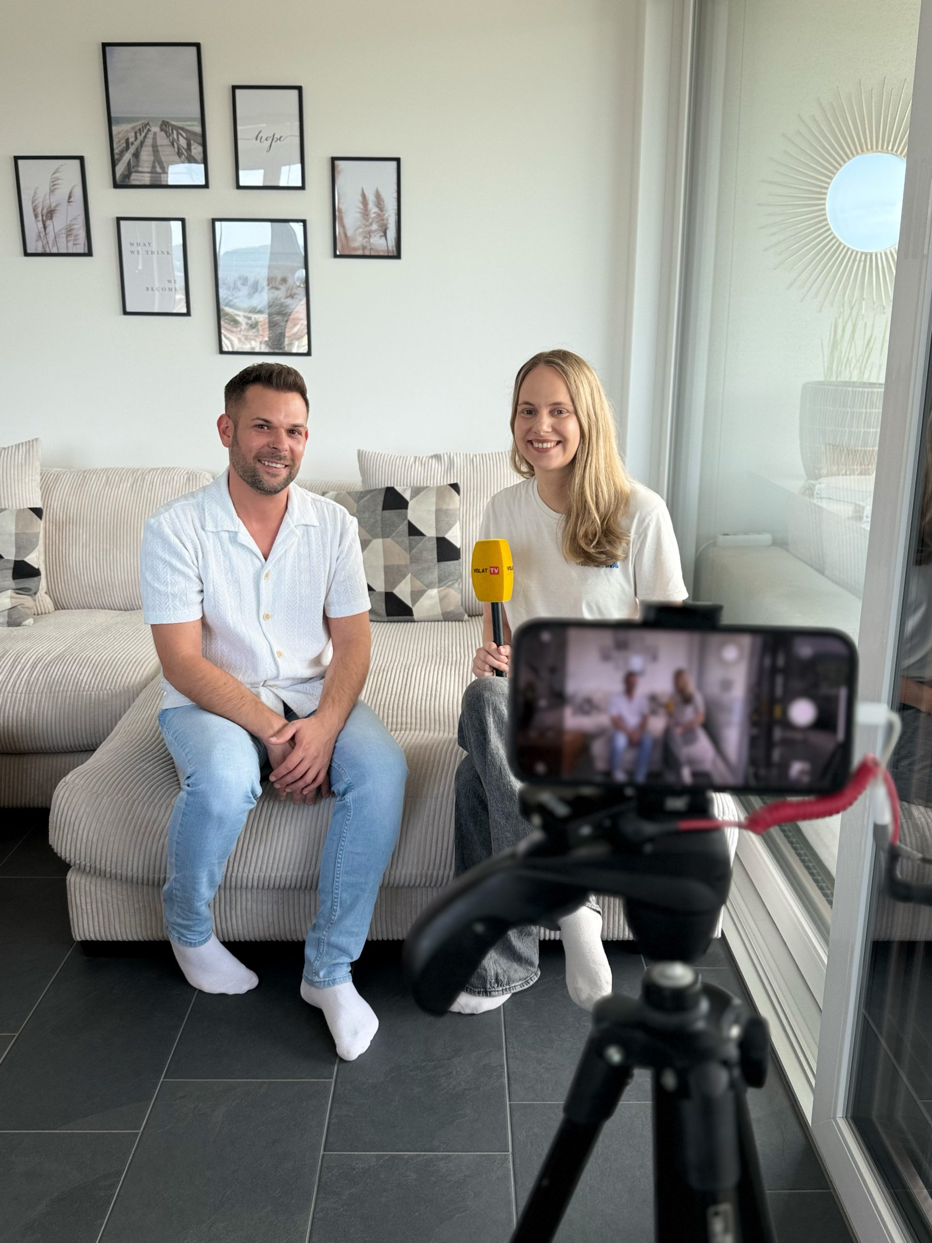 Laura Schwärzler trifft Daniel bei ihm zuhause zum Interview - persönlich, direkt, ganz privat. Laura Schwärzler trifft Daniel bei ihm zuhause zum Interview - persönlich, direkt, ganz privat.