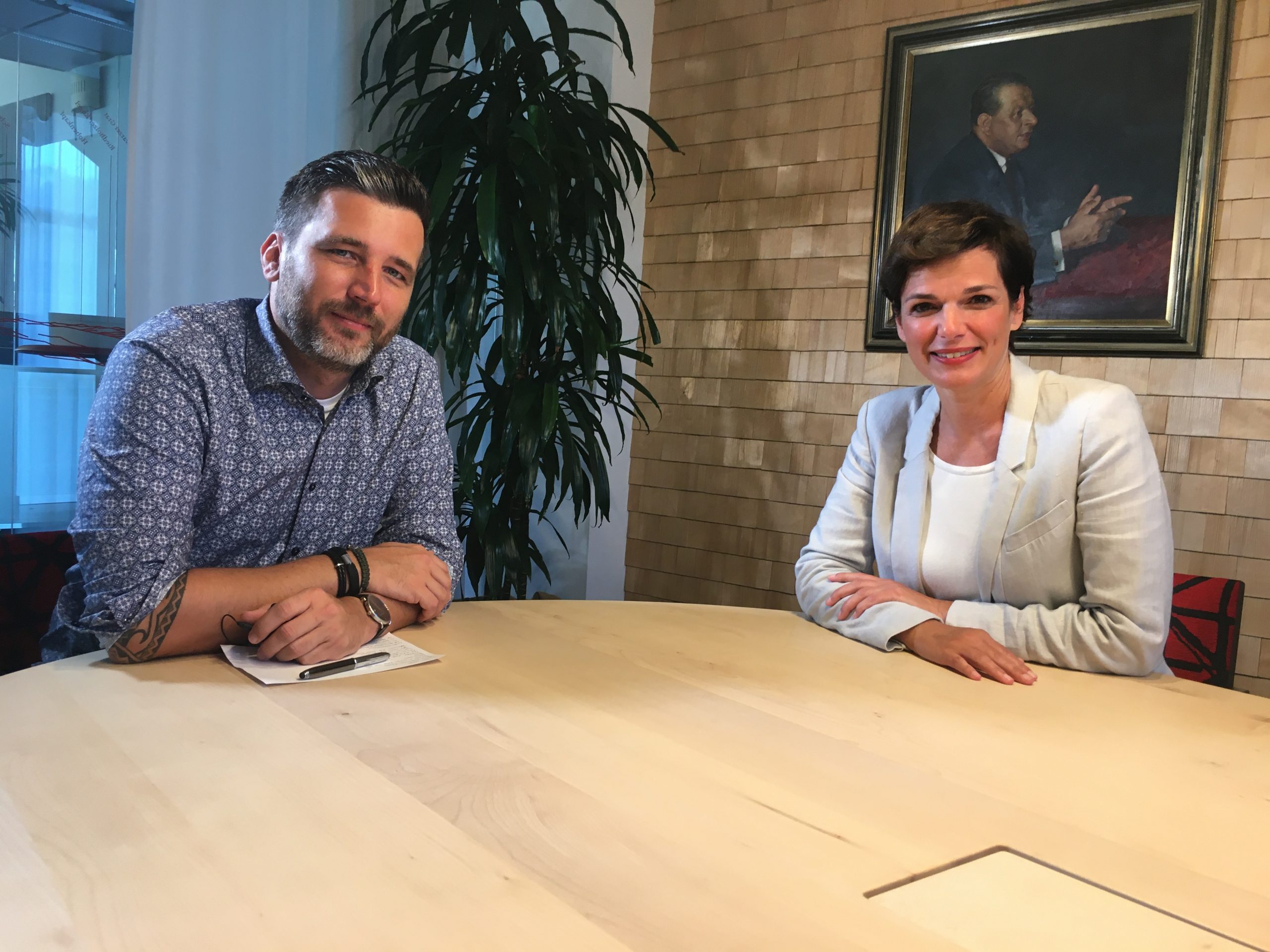 Stellvertretender Chefredakteur Pascal im Interview mit Pamela Rendi-Wagner im Jahr 2020. Stellvertretender Chefredakteur Pascal im Interview mit Pamela Rendi-Wagner im Jahr 2020.