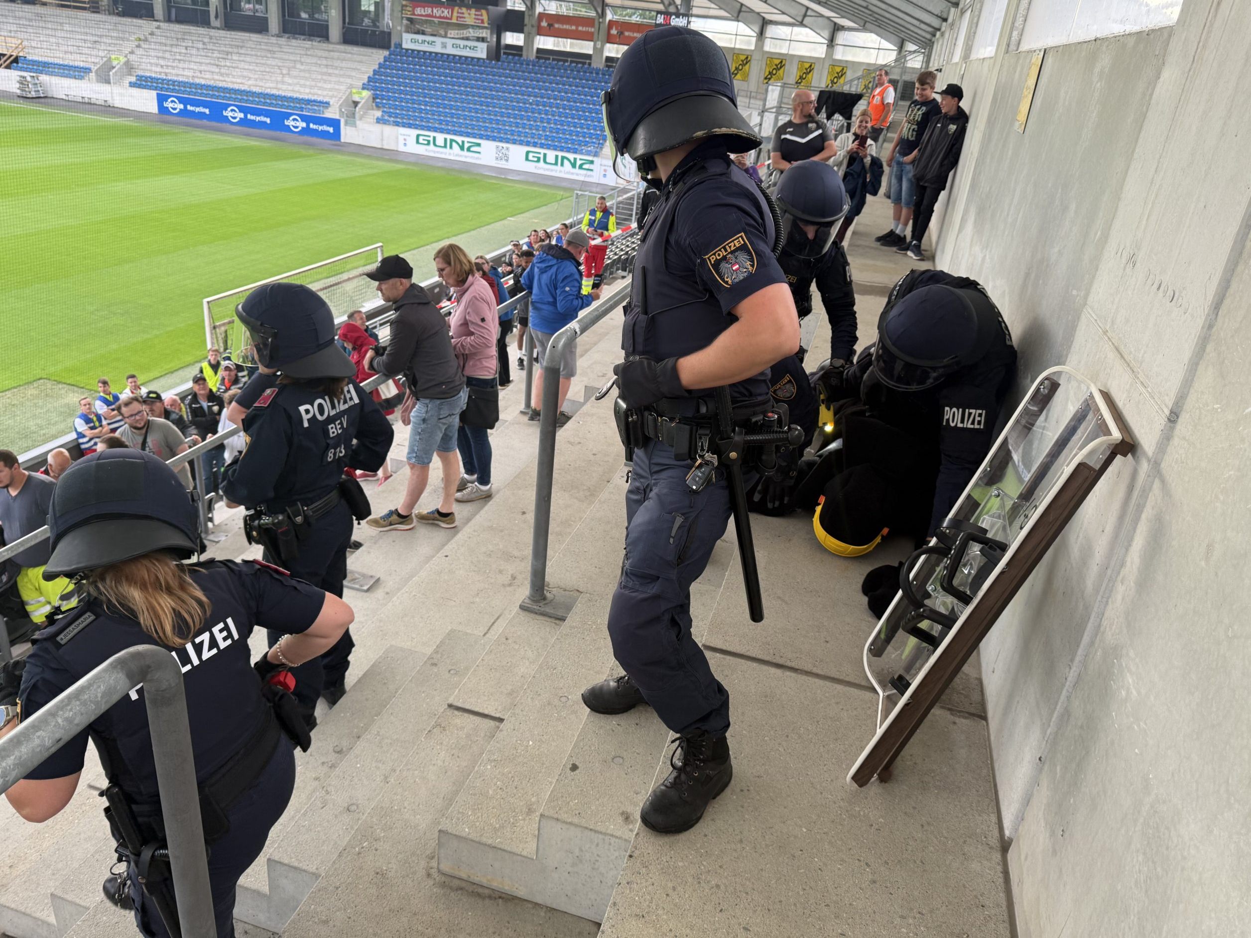 Rettung, Polizei und Feuerwehr proben beim Altacher Stadion den Ernstfall. Rettung, Polizei und Feuerwehr proben beim Altacher Stadion den Ernstfall.