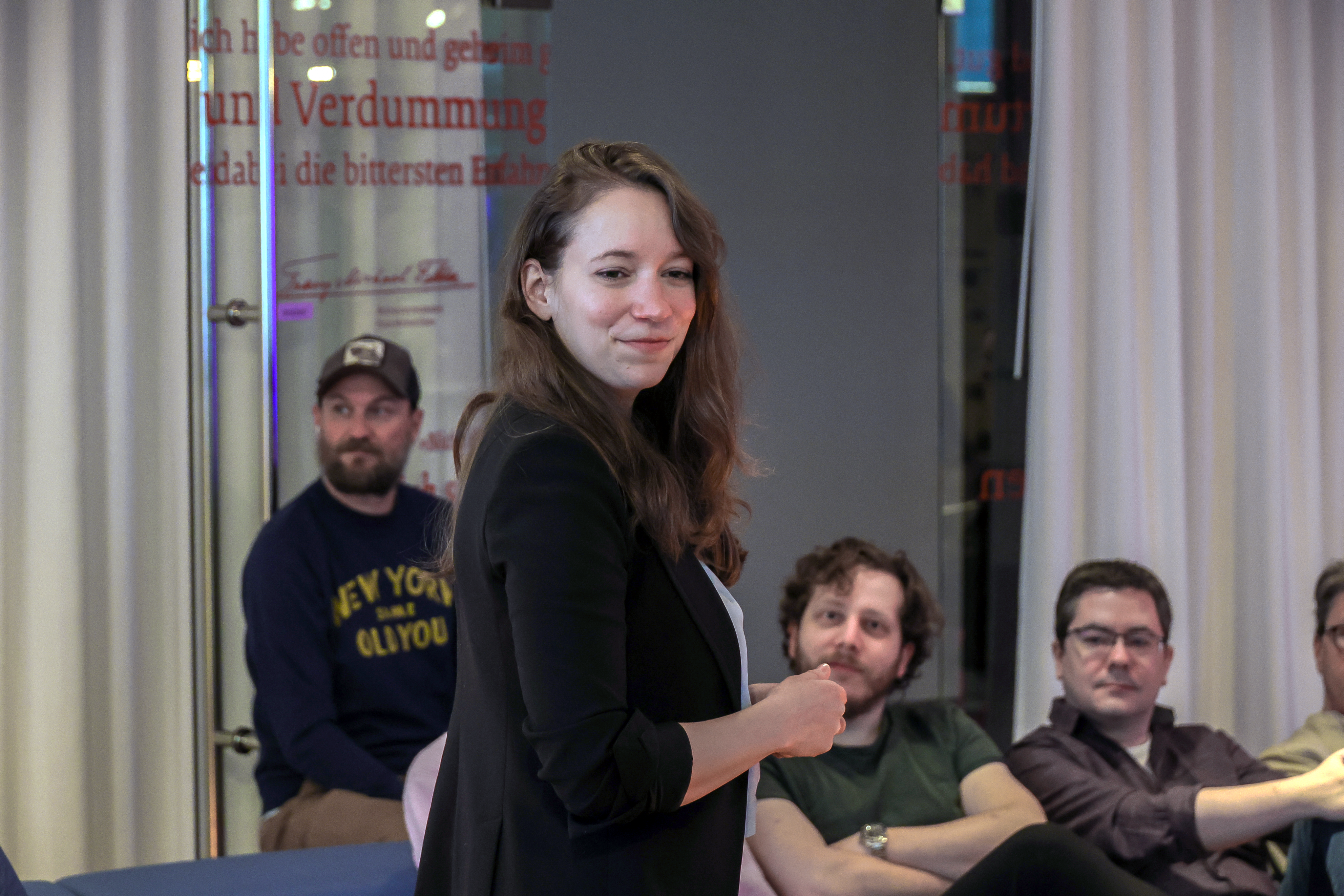 Isabell Russ im Meeting mit dem Team. Isabell Russ im Meeting mit dem Team.