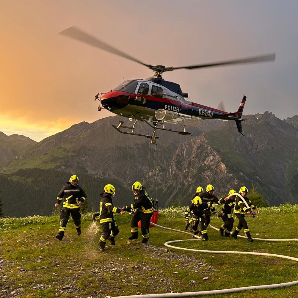 Der Polizeihubschrauber konnte den Brand aus der Luft löschen.
