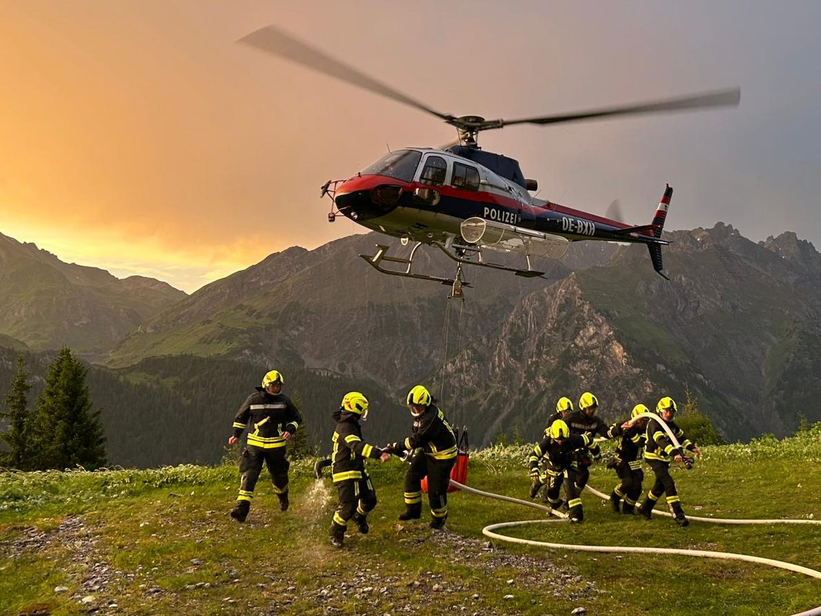 Der Polizeihubschrauber konnte den Brand aus der Luft löschen.