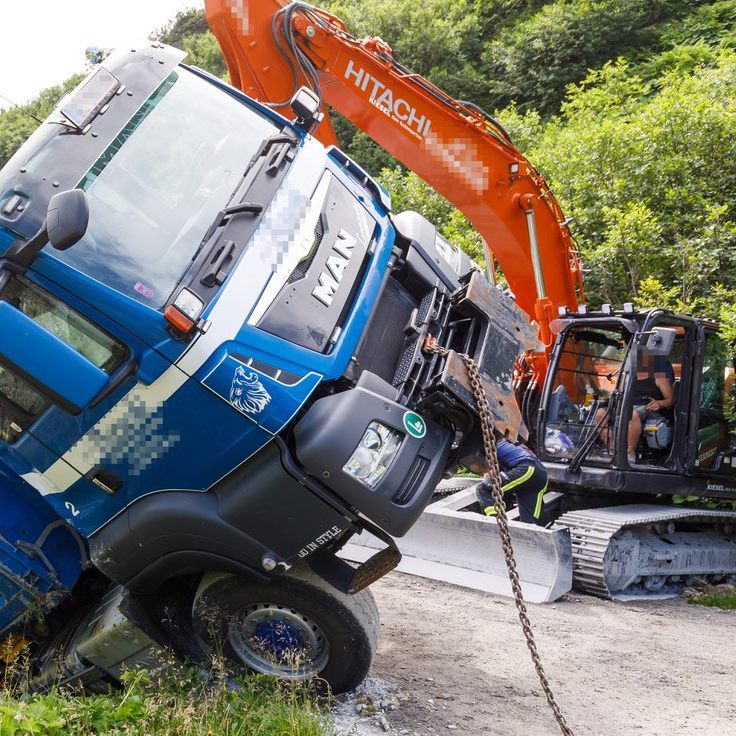 Schweres Gerät war nötig, um den Lkw wieder auf die Straße zu bringen.