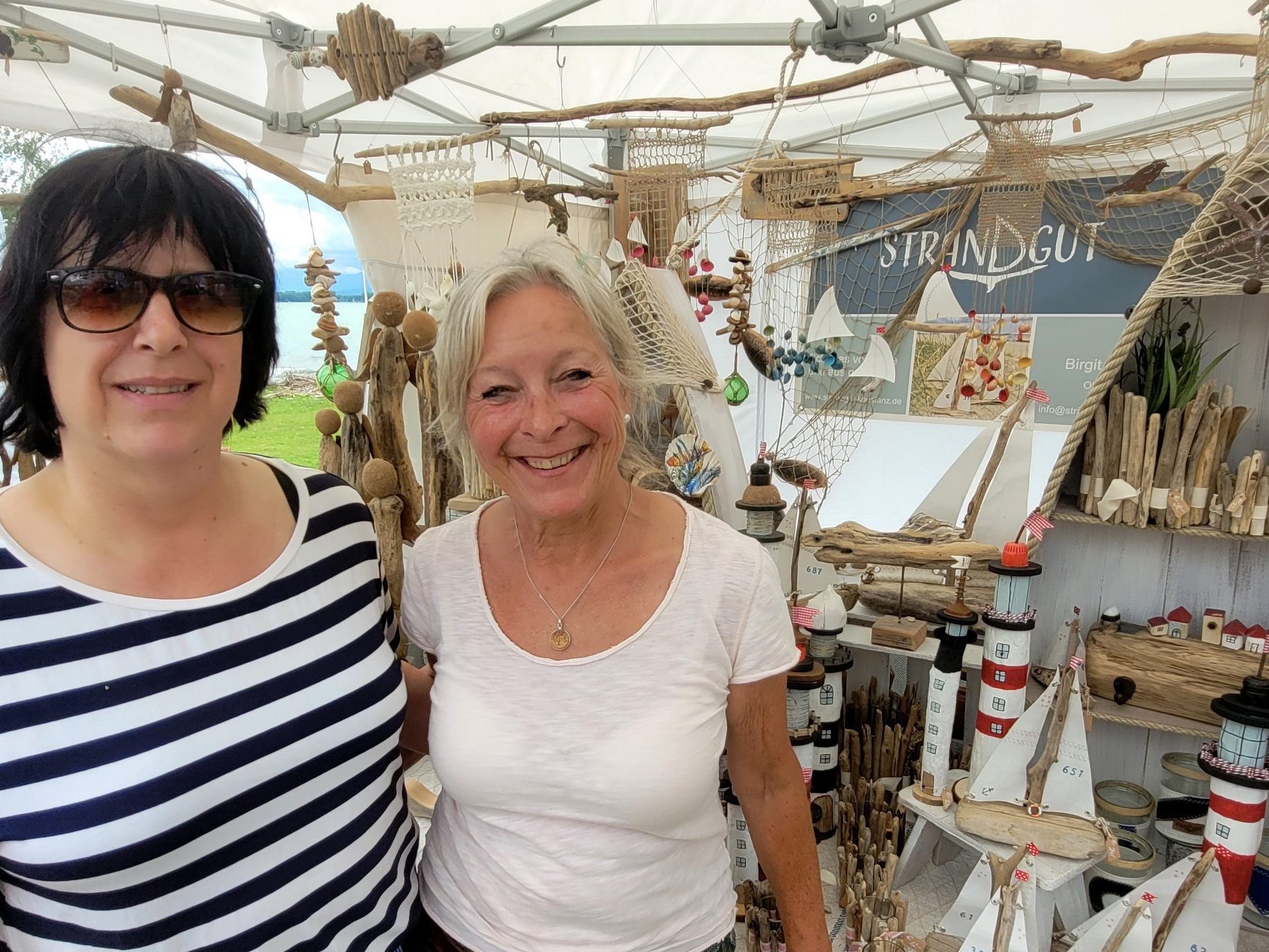 Zusammen mit den zahlreichen Besuchern freut sich Organisatorin Bettina Güttinger von der Töpferei B. Güttinger aus Isny wieder auf den allseits beliebten „Kunst-Handwerker-Markt“ in Lochau am Bodensee.
