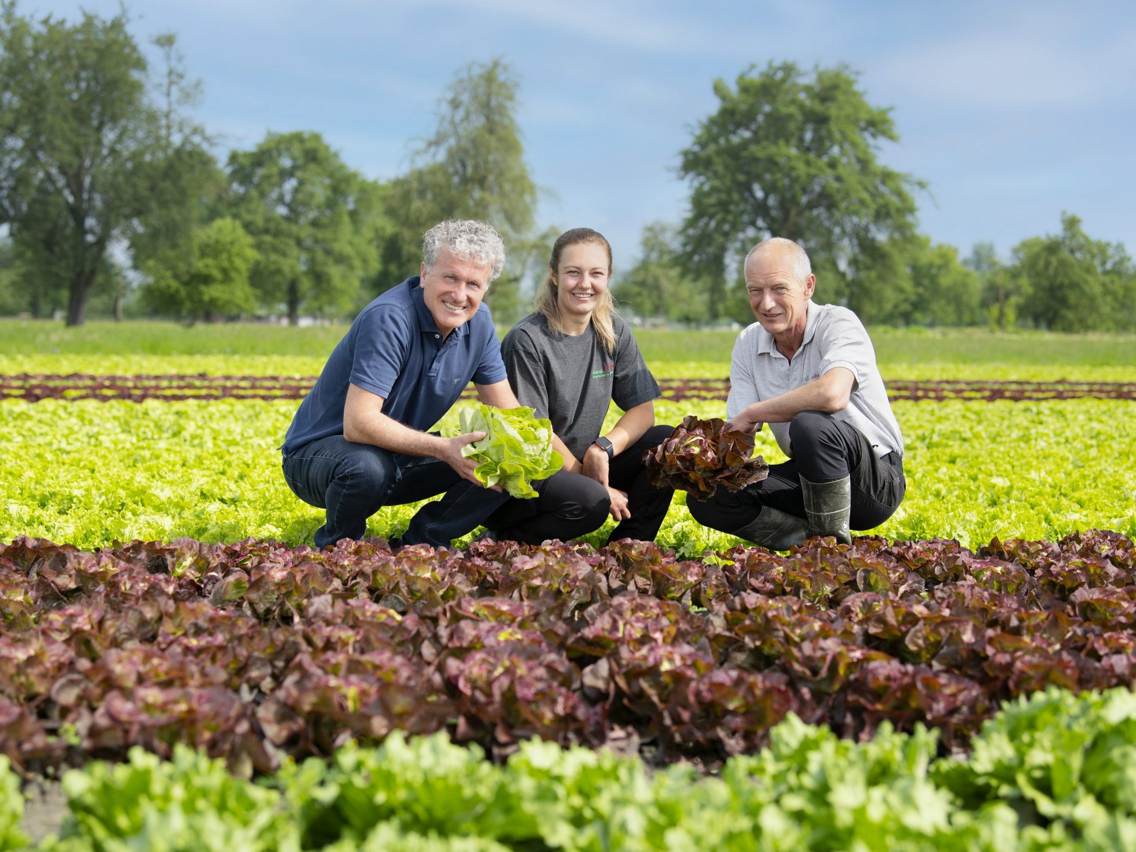 „Wir machen bei Regionalität keine Kompromisse.“ Gemüsebauer Walter Gehrer (re.), Tochter Fabienne und SPAR-Obst- & Gemüse- Einkaufsleiter Günter Moosmann sind sich einig.