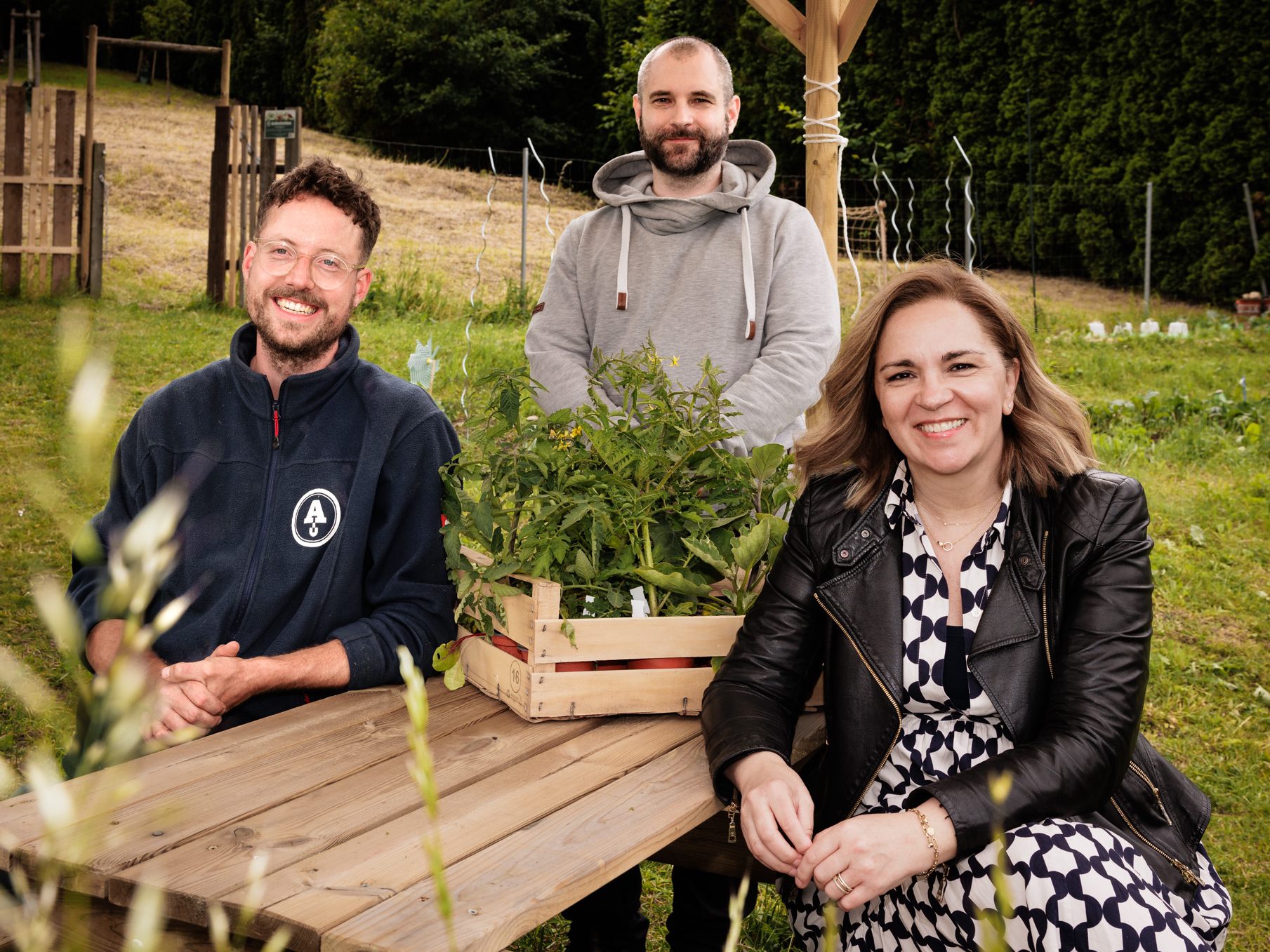 v.l.n.r. Jan Pech (Ackerhelden), Florian Stollberg (Leitung Friedhof Neustift), Renate Niklas (Geschäfsführerin Friedhöfe Wien GmbH) v.l.n.r. Jan Pech (Ackerhelden), Florian Stollberg (Leitung Friedhof Neustift), Renate Niklas (Geschäfsführerin Friedhöfe Wien GmbH)