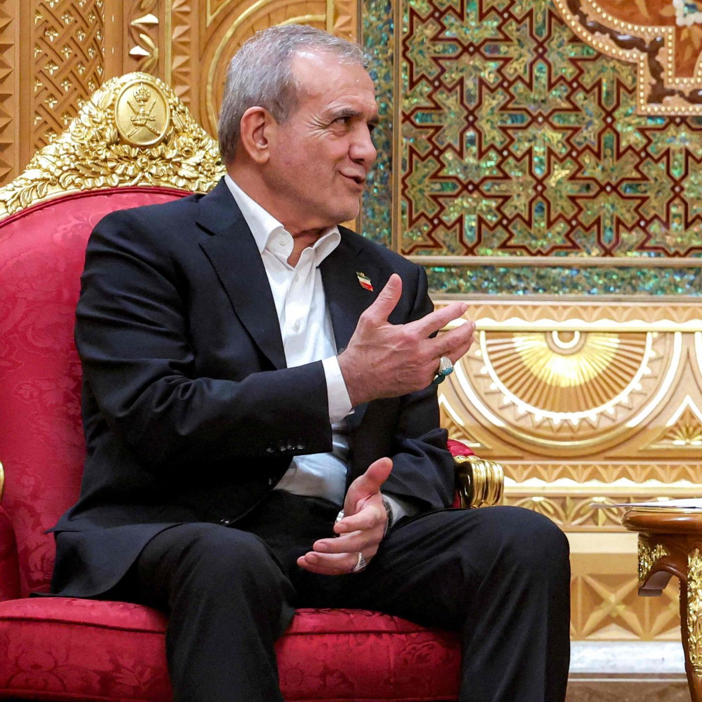 Irans Präsident Massud Pezeshkian bei einem Treffen im May 2025 im Oman.