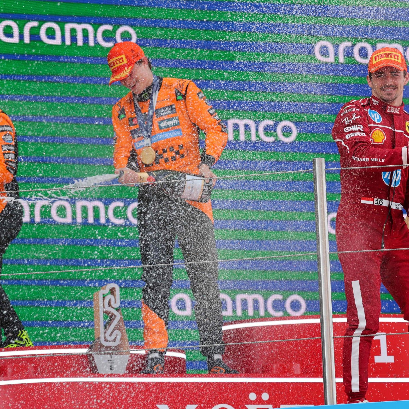 Nächster Sieg für Oscar Piastri (m.) im McLaren.