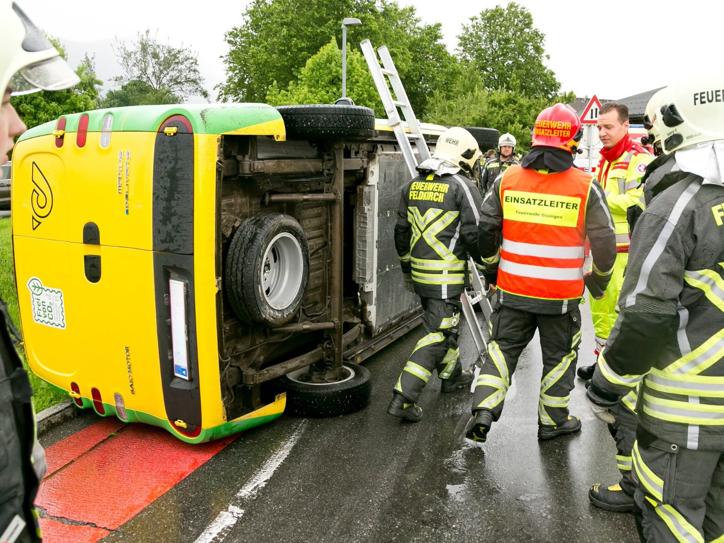 Post-Kleinbus kippt in Feldkirch-Gisingen auf Brücke um – Lenkerin blieb unverletzt