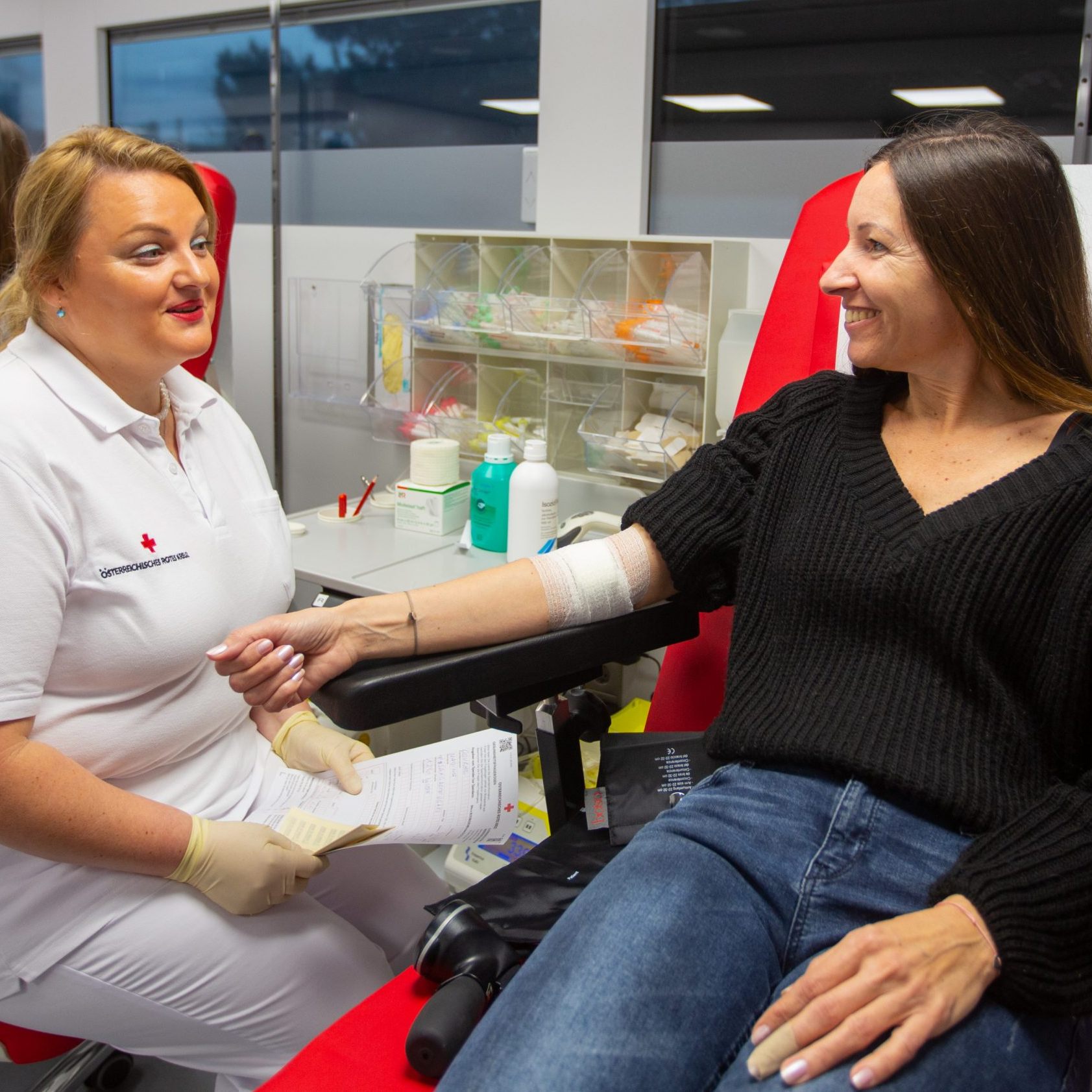 Auch im Blutspendemobil "Karl" kann Blut gespendet werden.