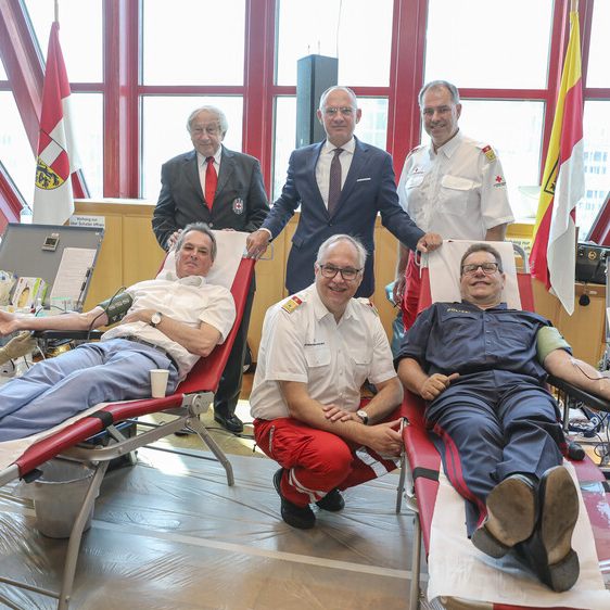 Rotes Kreuz und Polizei bei der Blutspendeaktion im Bundeskriminalamt.