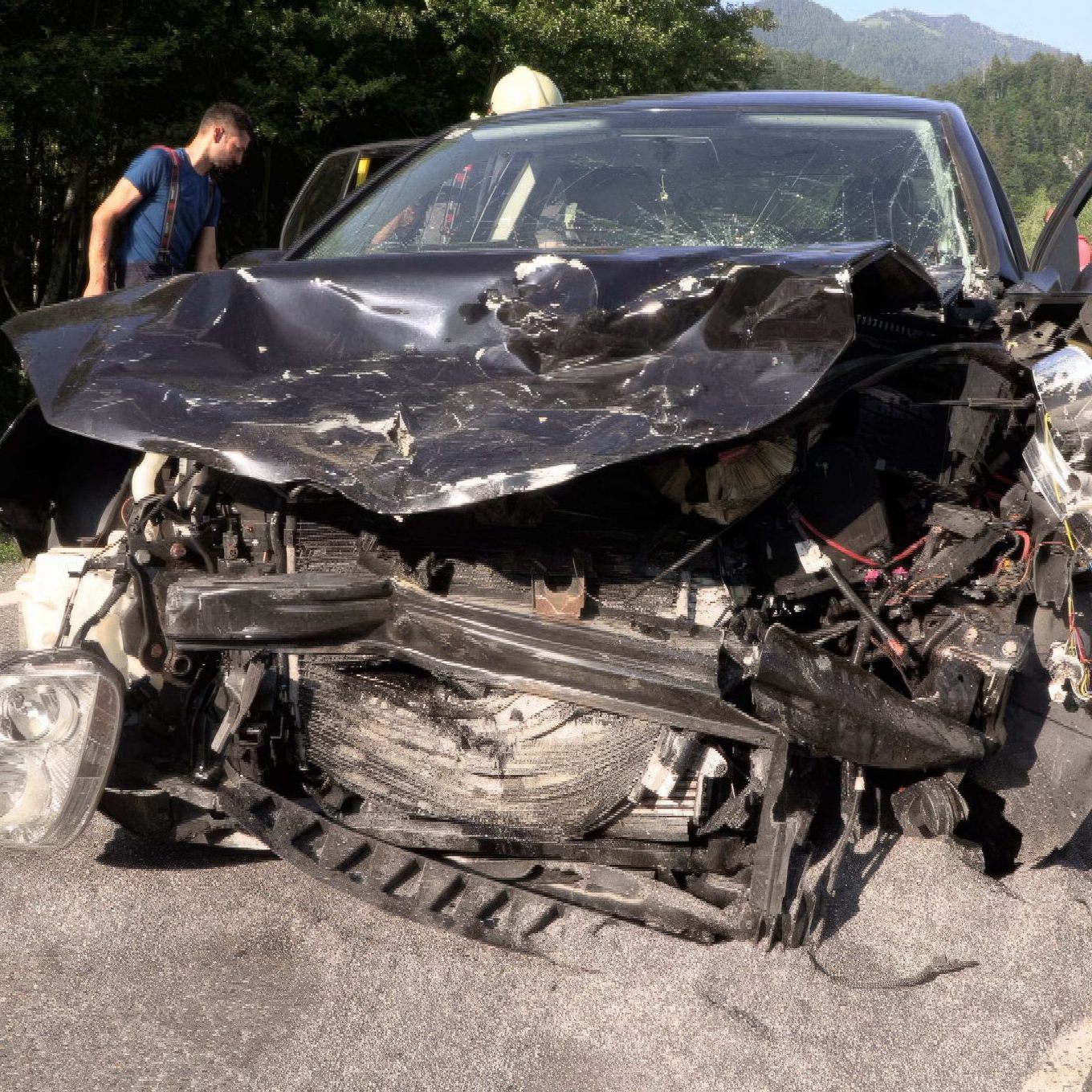 Schwerer Schaden an einem der Unfallfahrzeuge.