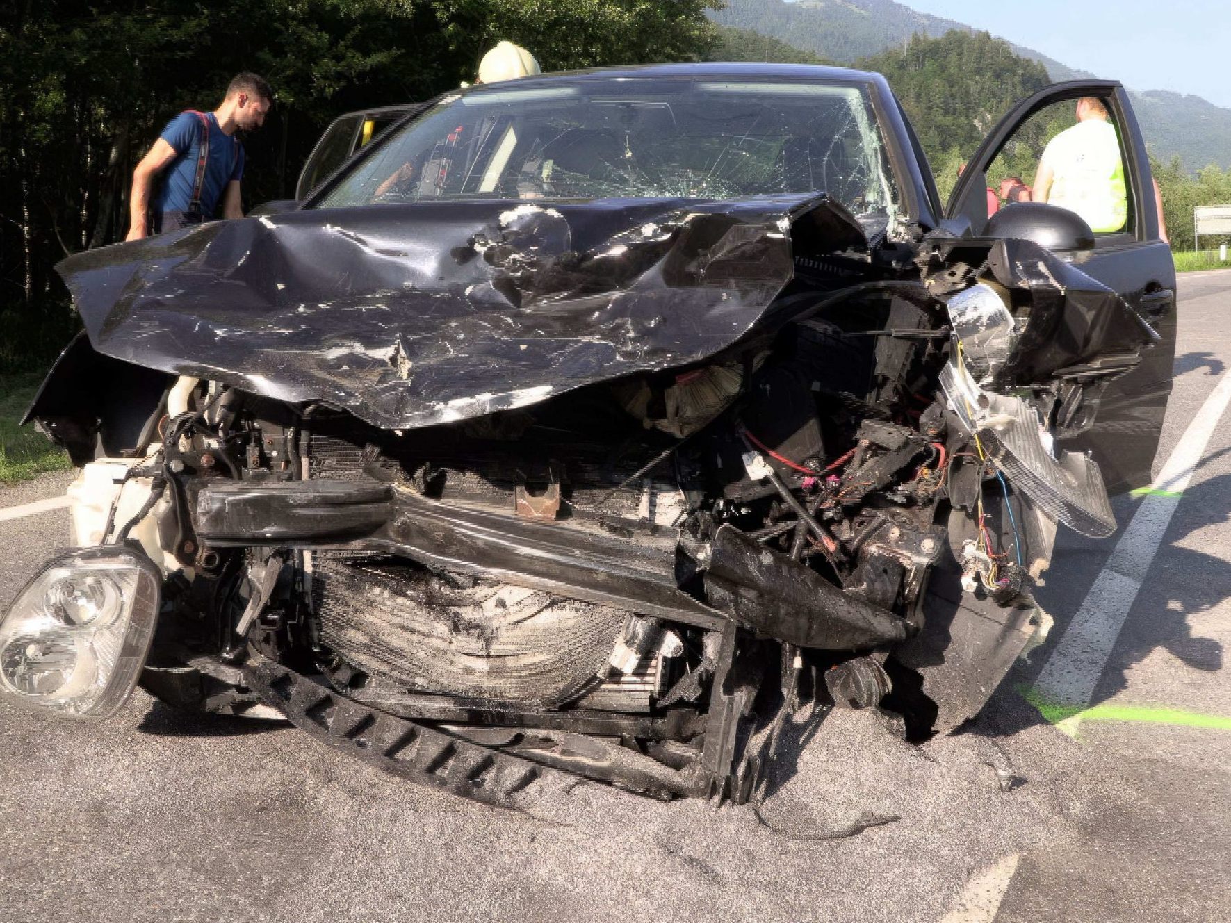 Schwerer Schaden an einem der Unfallfahrzeuge. Schwerer Schaden an einem der Unfallfahrzeuge.