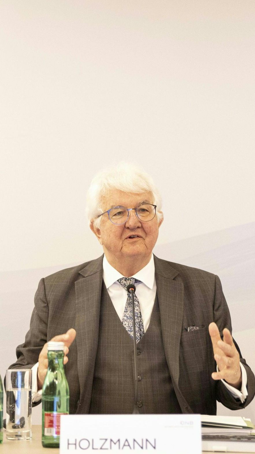 Rudolf Holzmann, der Gouverneur der OeNB, stellt am Freitag die "Gesamtwirtschaftliche Prognose 2025 bis 2027" vor.