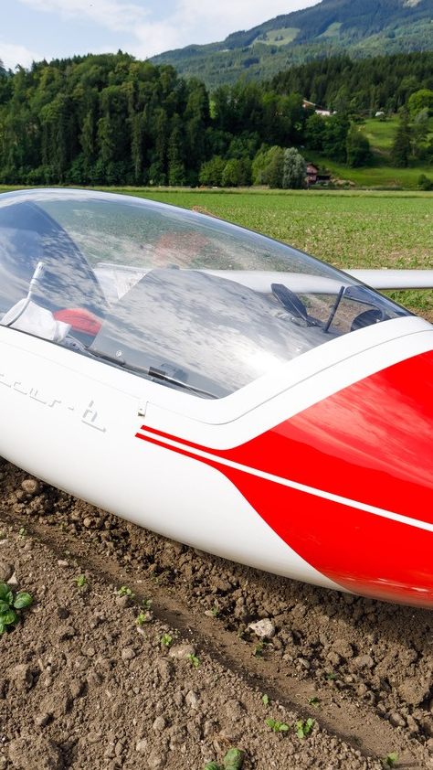 Der Segelflieger musste auf einem Acker in Satteins landen.