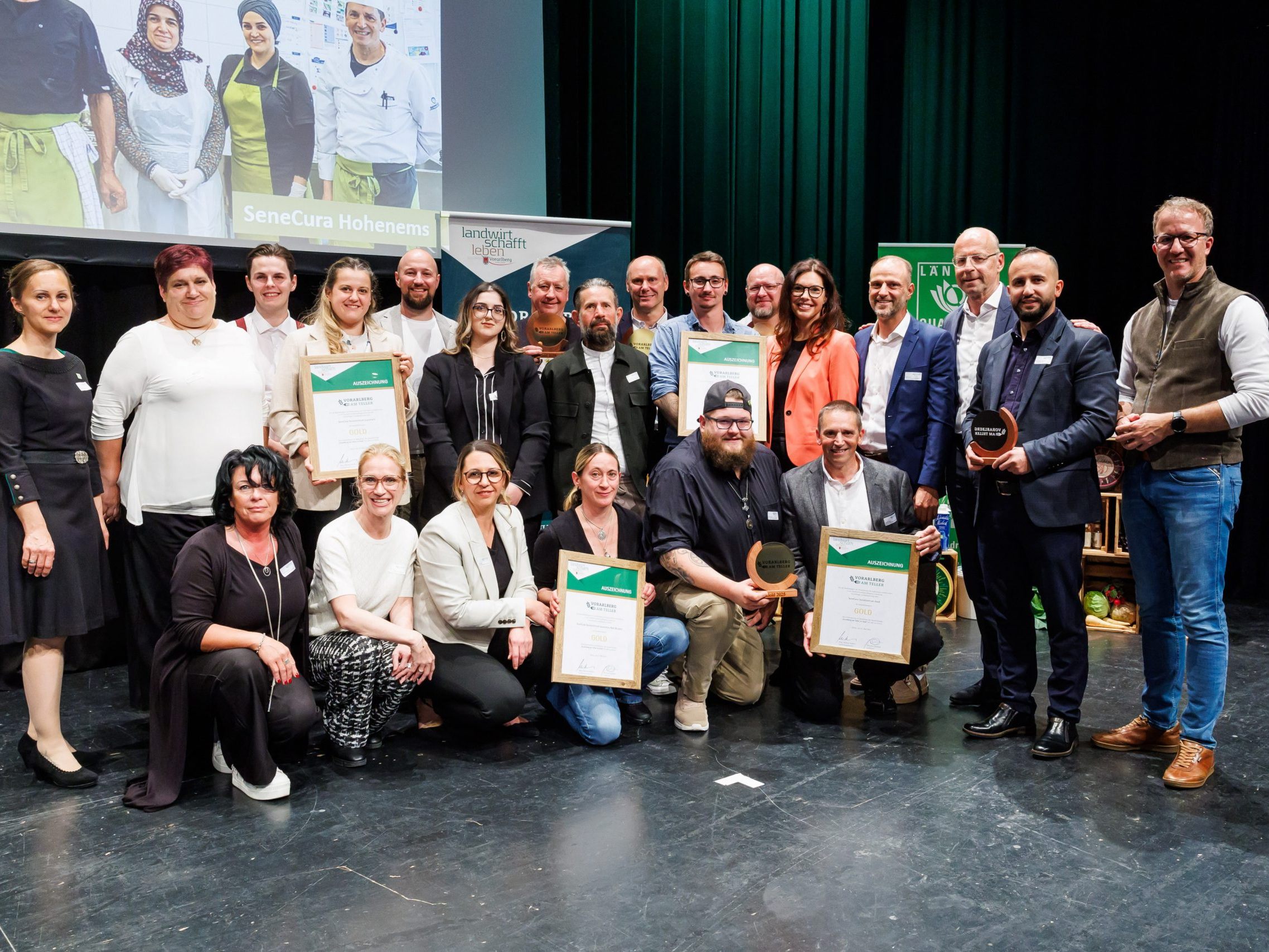 Das Team der SeneCura Bludenz mit Vizebürgermeisterin Andrea Mallitsch (5. r. hinten), Landesrat Christian Gantner (r.) und Landesbäuerin Esther Bitschnau bei der Verleihung in der Kulturbühne AmBach.