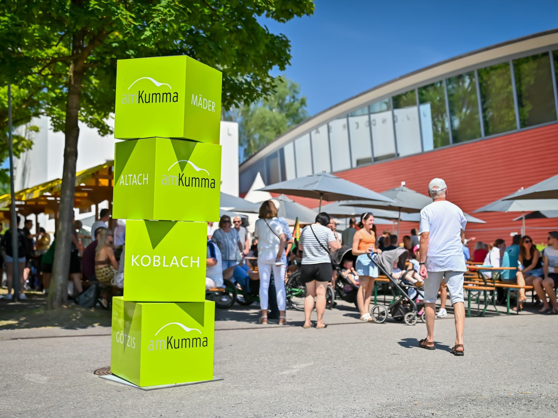 Trotz hochsommerlichen Temperaturen sorgten zahlreiche gutgelaunte Besucher für beste Stimmung beim Mäderer Sonnenfest. Trotz hochsommerlichen Temperaturen sorgten zahlreiche gutgelaunte Besucher für beste Stimmung beim Mäderer Sonnenfest.