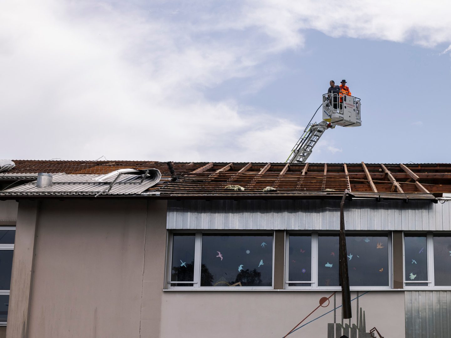 Feuerwehr sichert Schuldach in Hohenems nach Sturmschaden Feuerwehr sichert Schuldach in Hohenems nach Sturmschaden