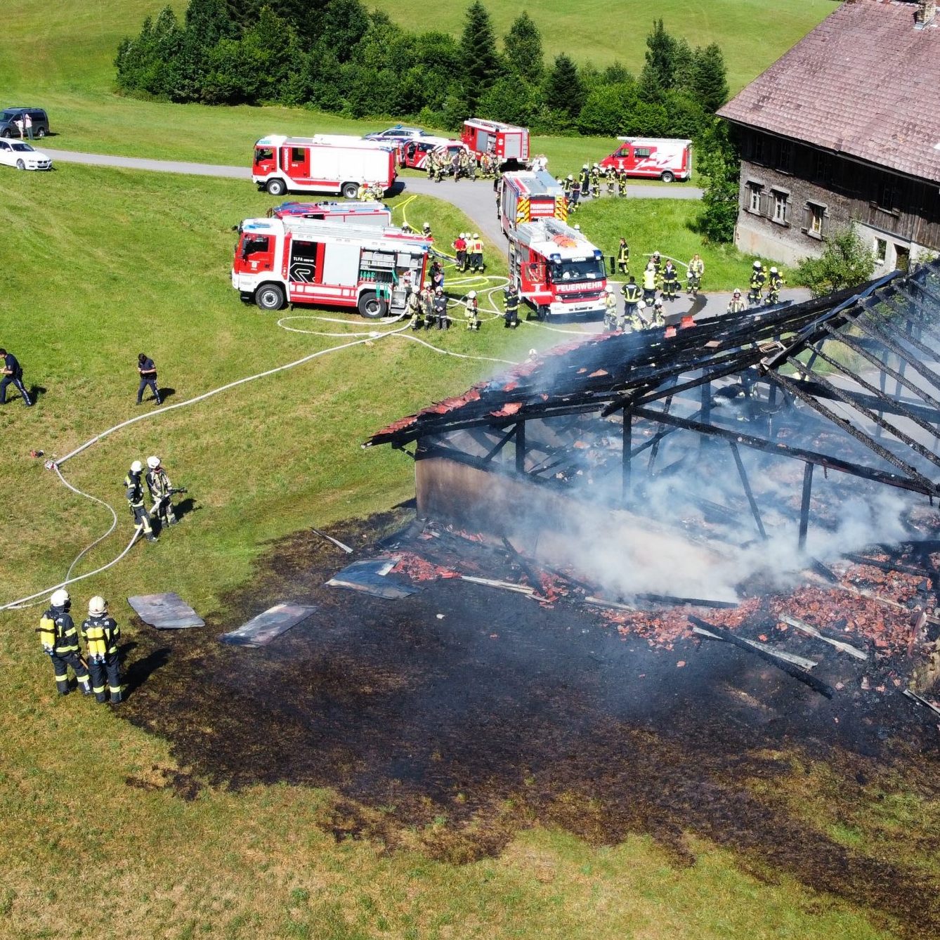 Die Maschinenhalle wurde ein Raub der Flammen.