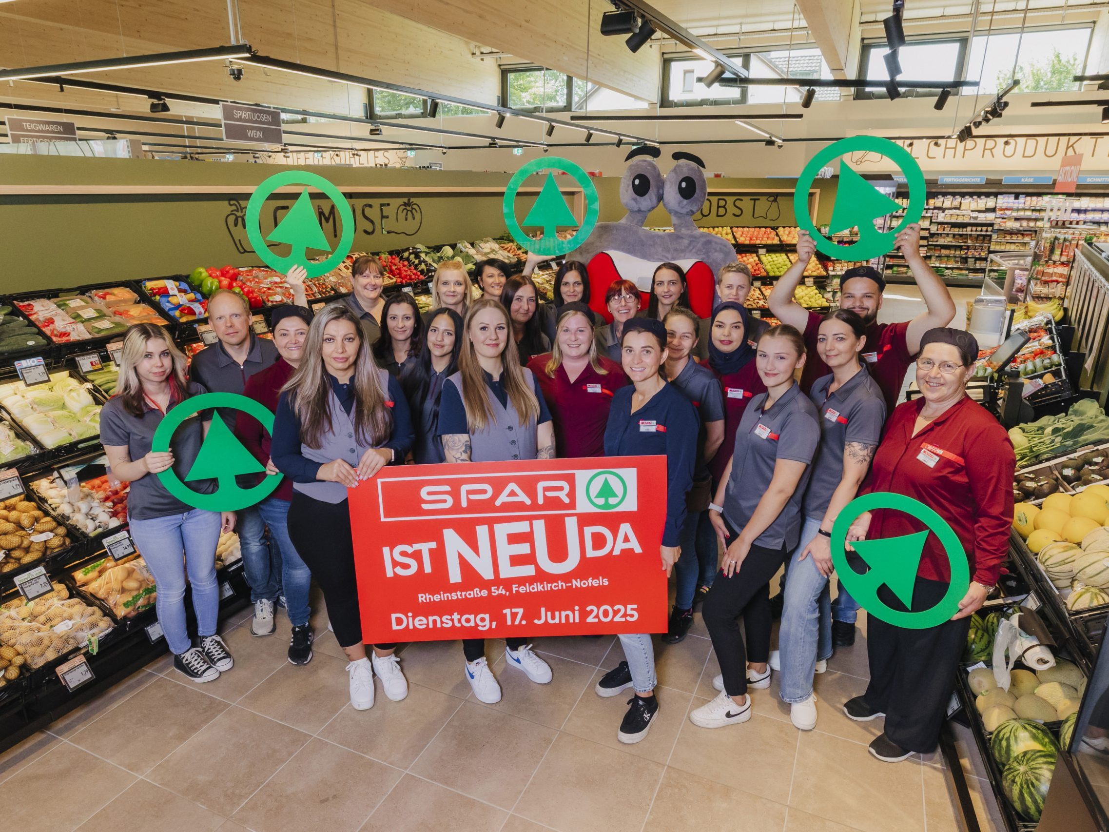 Das Team des SPAR-Supermarkt Feldkirch-Nofels freut sich über die Eröffnung des neuen Markts. Das Team des SPAR-Supermarkt Feldkirch-Nofels freut sich über die Eröffnung des neuen Markts.