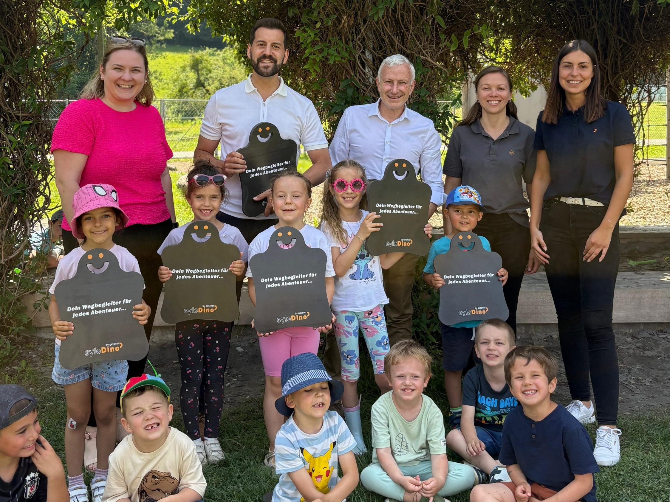 Angelika Pircher, Raphaela Bickel und Geschäftsführer von Getzner Werkstoffe GmbH Jürgen Rainalter übergaben die fröhlichen „syloDinos“ an Bürgermeister Simon Tschann und Sandra Milosavac.