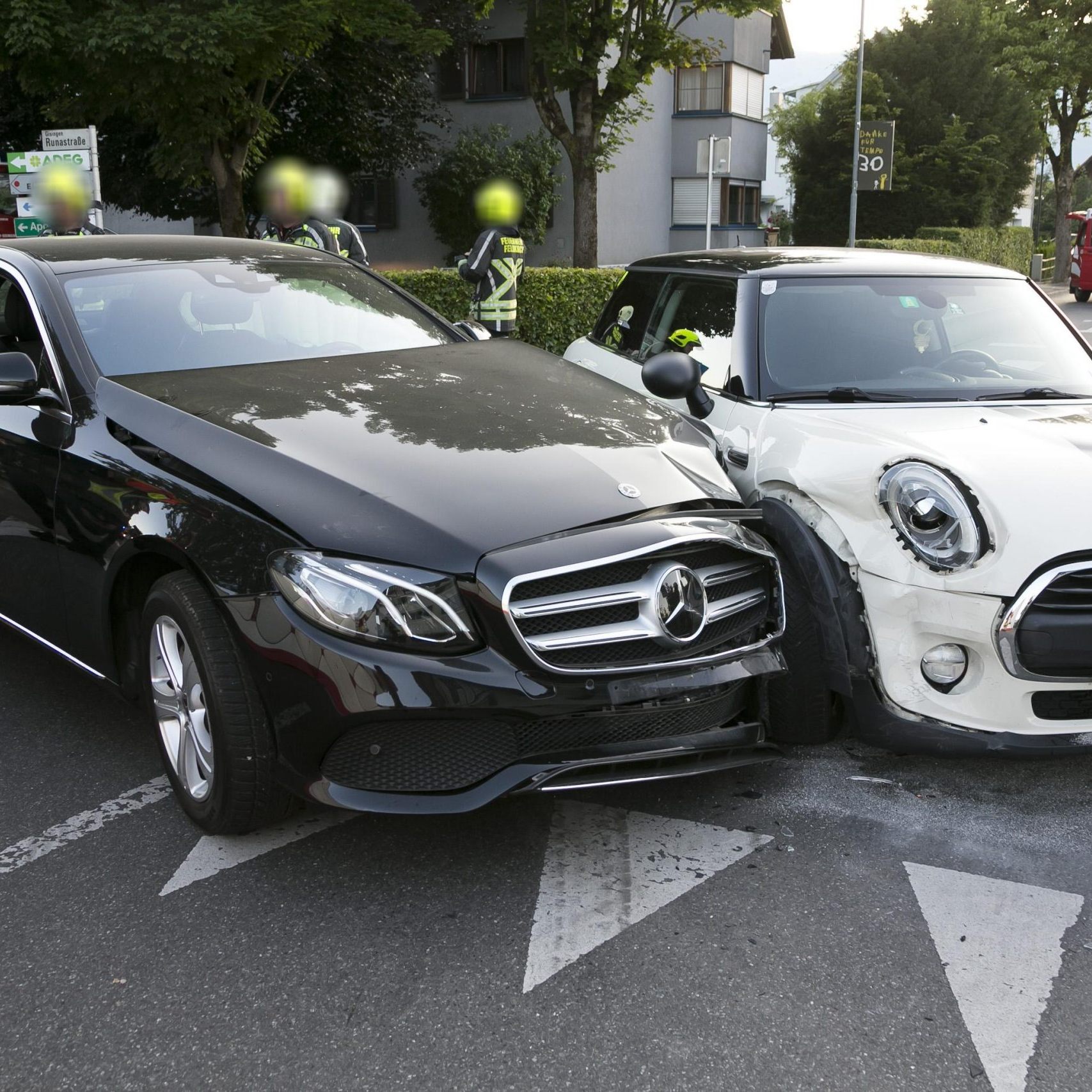 Beide Fahrzeuge wurden schwer beschädigt.