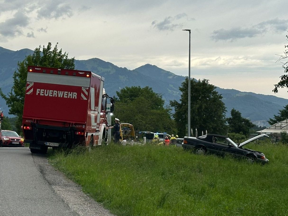 Pkw landet nach Unfall in Röthis im Straßengraben Pkw landet nach Unfall in Röthis im Straßengraben