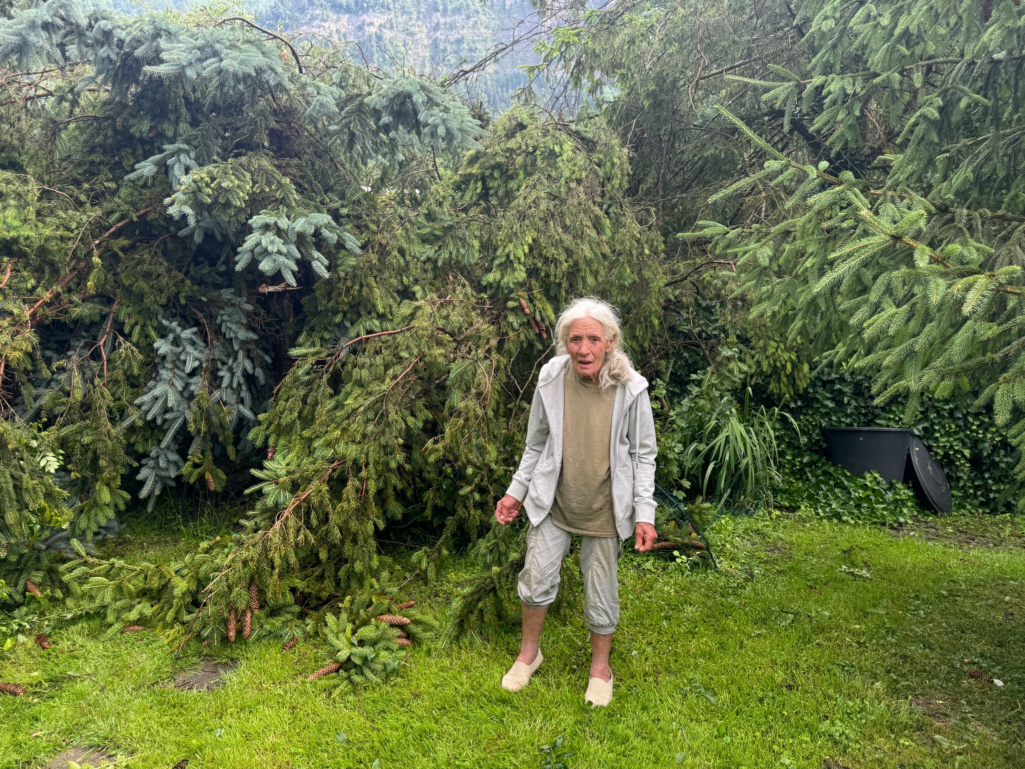 Maria in ihrem Garten. Das Unwetter hat alles zerstört. Maria in ihrem Garten. Das Unwetter hat alles zerstört.