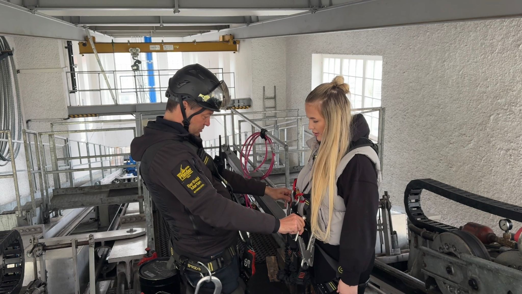 Trotz Höhenangst traut sich Emilia Waanders in die Höhe - alles für eine gute Reportage. Trotz Höhenangst traut sich Emilia Waanders in die Höhe - alles für eine gute Reportage.