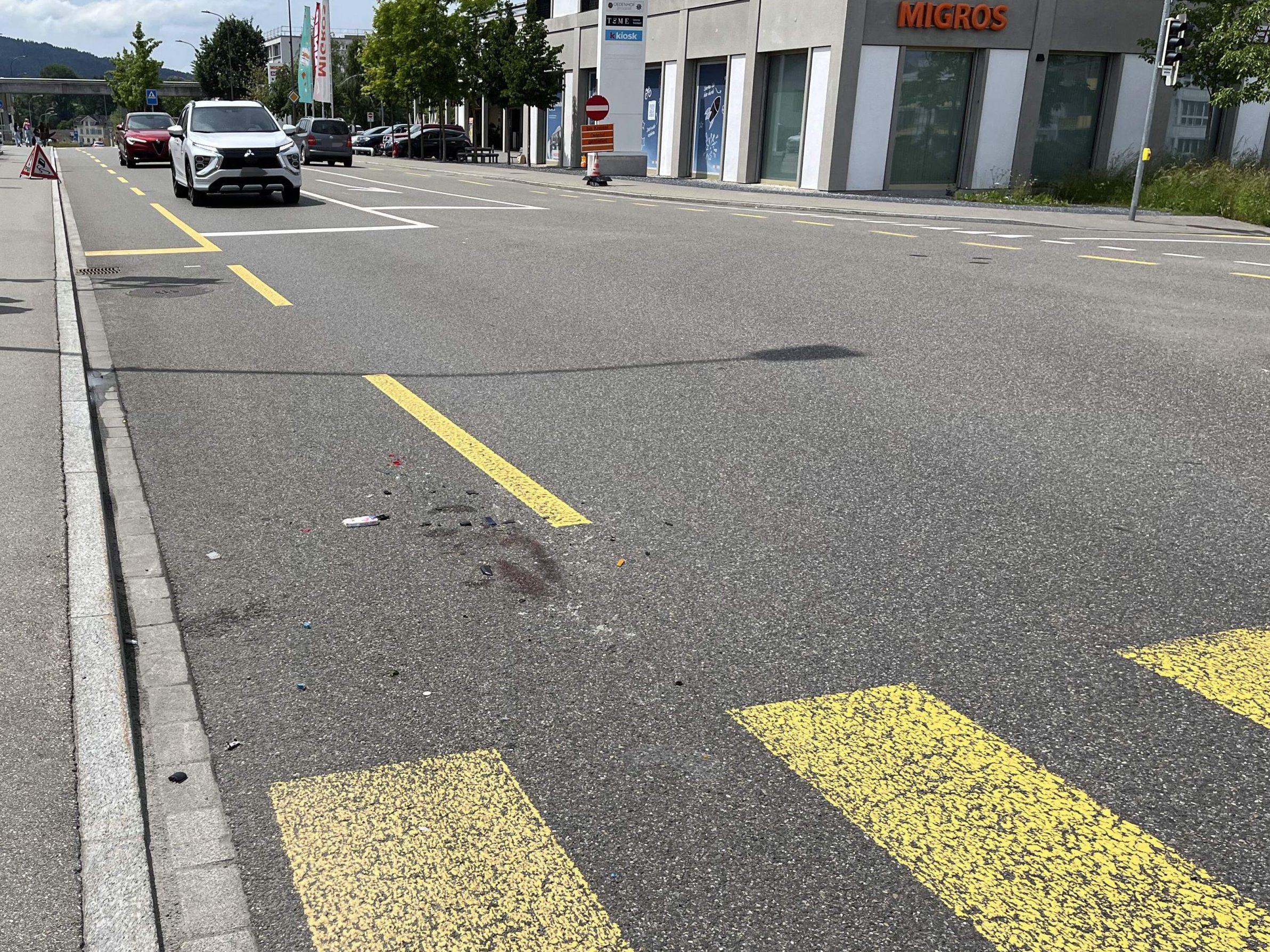 Eine 74-Jährige wurde bei dem Unfall verletzt. Eine 74-Jährige wurde bei dem Unfall verletzt.