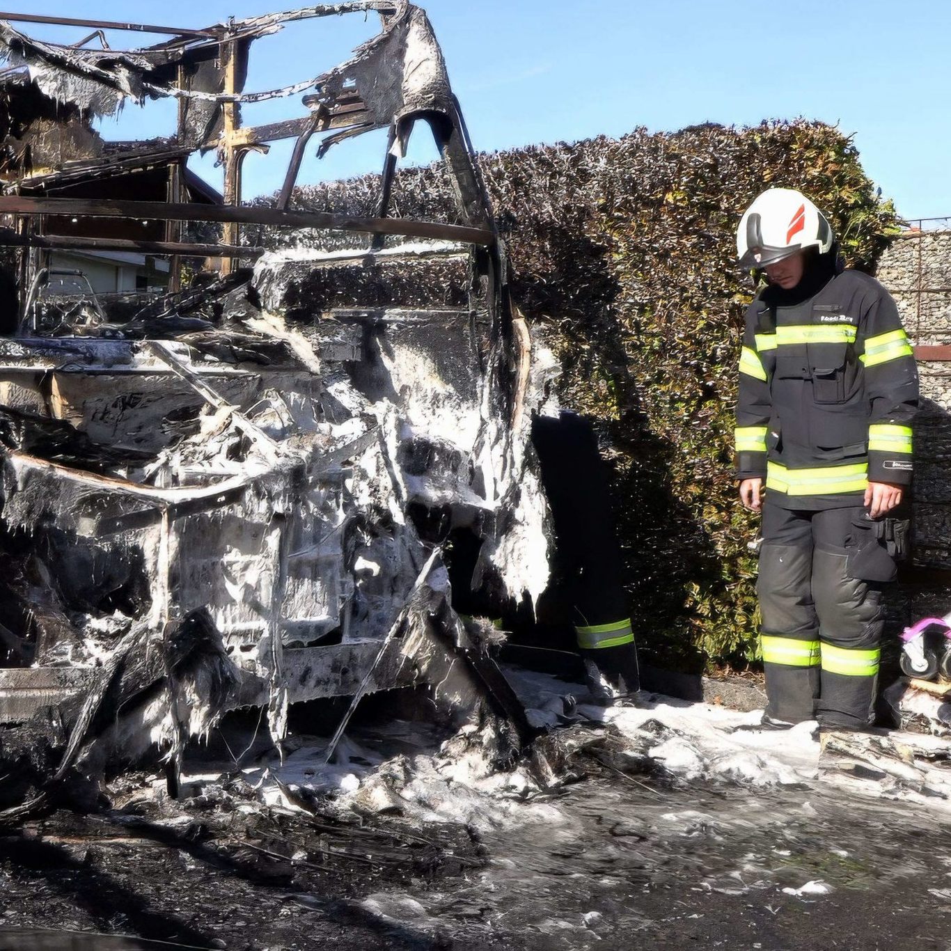 Vom Wohnmobil blieb so gut wie nichts übrig.