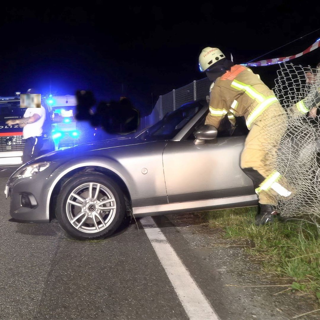 Erste Ermittlungen deuten auf überhöhte Geschwindigkeit als mögliche Unfallursache hin.