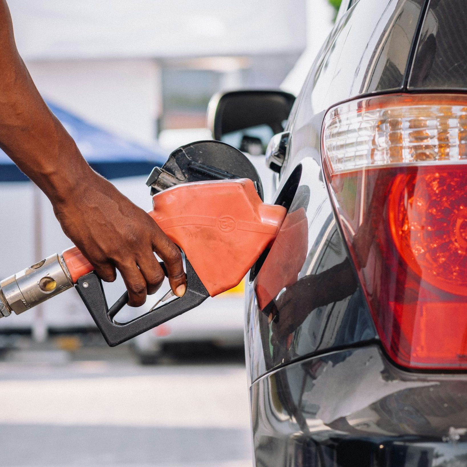 Der neue Kraftstoff E20 enthält 20 % Bioethanol und könnte zur CO2-Reduktion im Verkehrssektor beitragen. Noch fehlt die Zulassung.