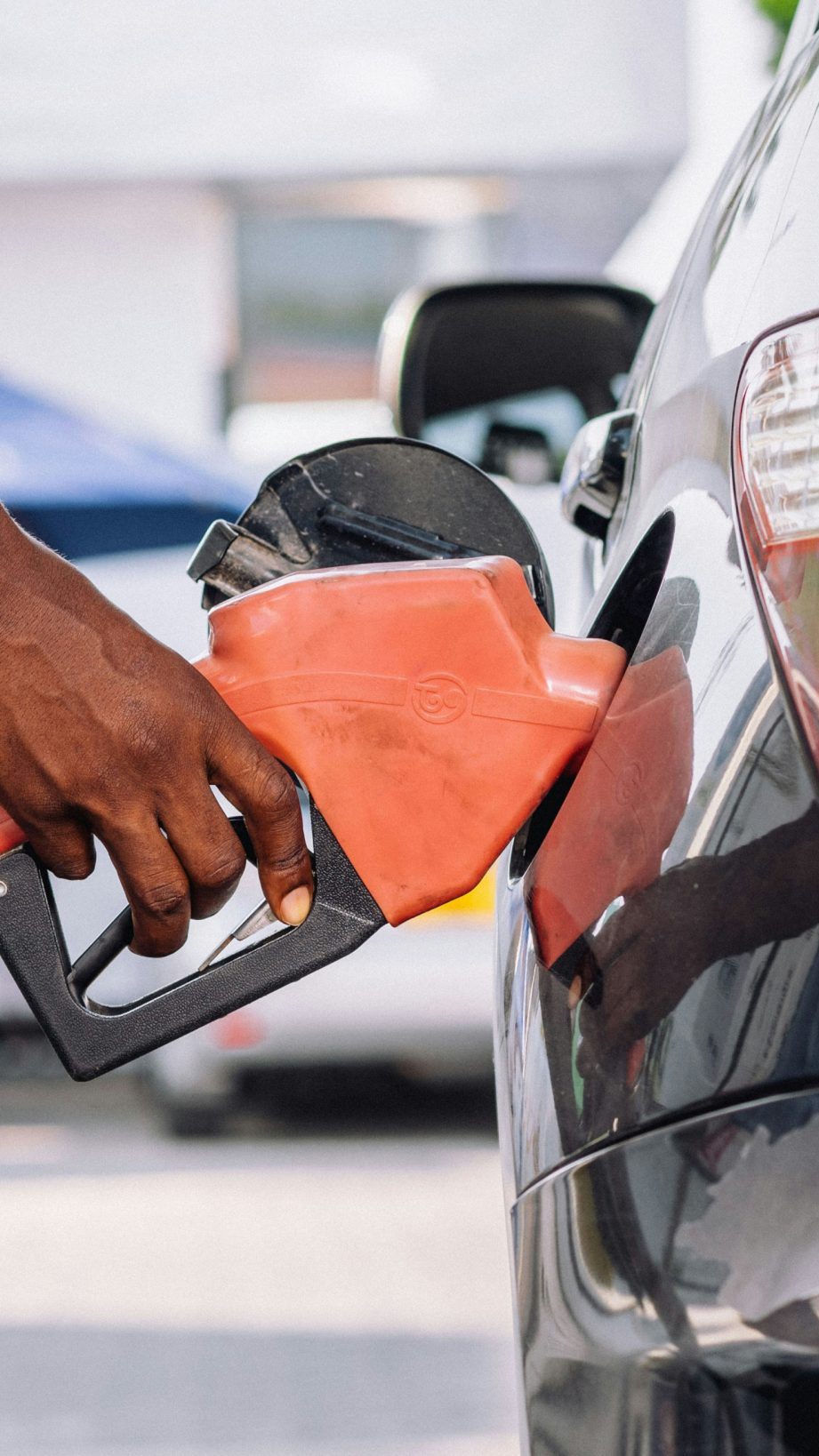 Der neue Kraftstoff E20 enthält 20 % Bioethanol und könnte zur CO2-Reduktion im Verkehrssektor beitragen. Noch fehlt die Zulassung.