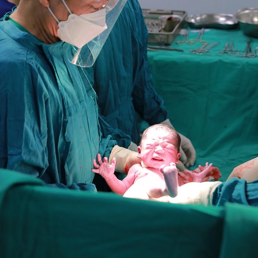 Ein Drittel der Babys in Österreich kommt per Kaiserschnitt.