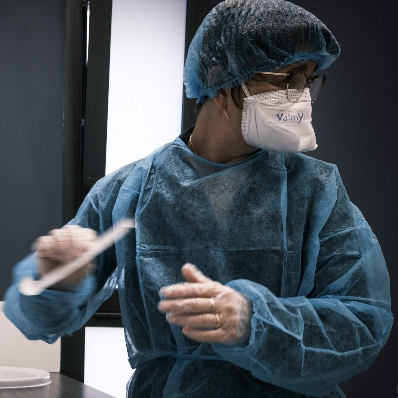 Symbolfoto aus der Pandemie: In Österreich gilt die Omikron-Subvariante LP.8.1 seit April 2025 als vorherrschend. Die EMA empfiehlt eine Anpassung der Impfstoffe für die kommende Saison.